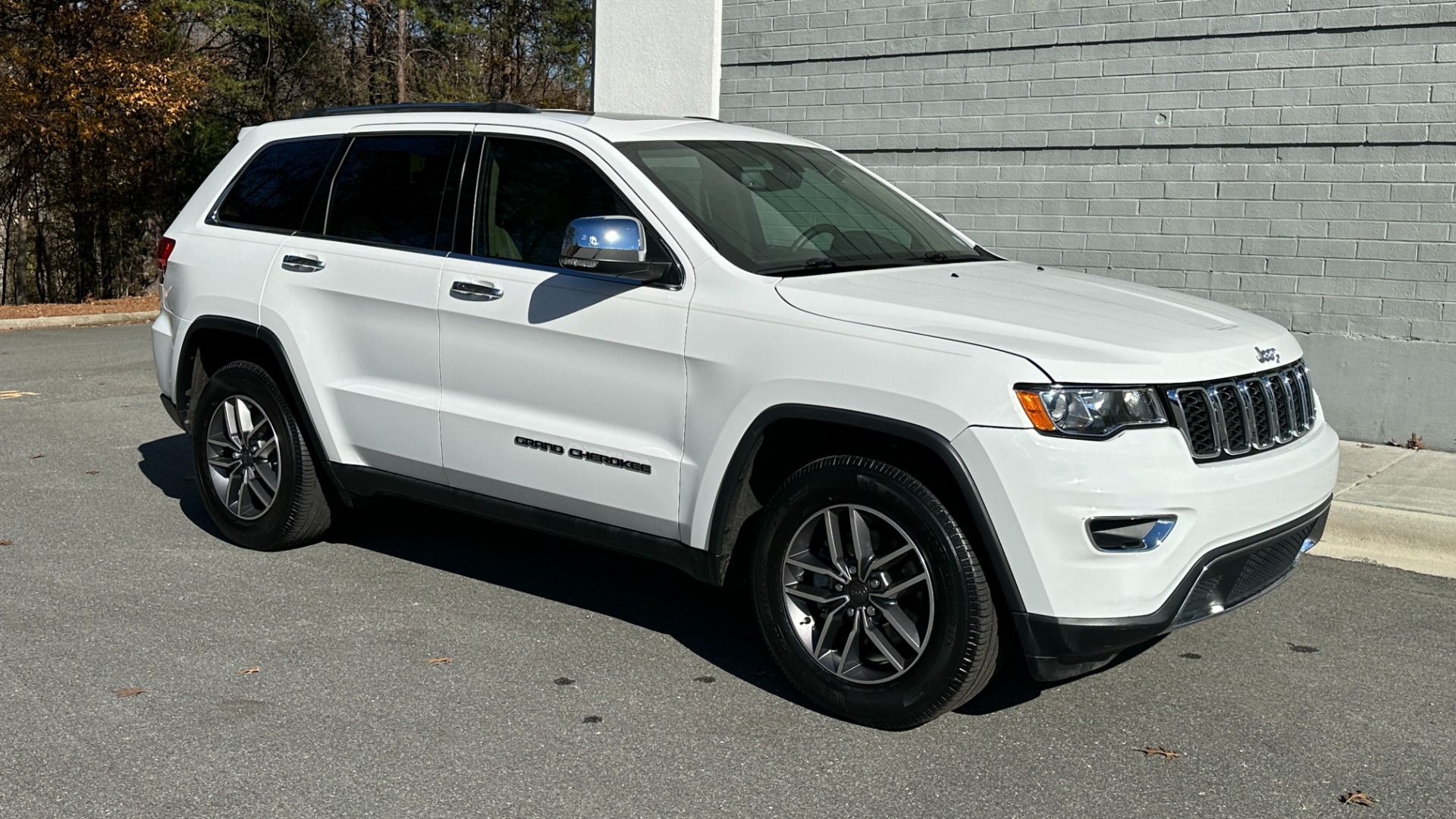 Used 2019 Jeep Grand Cherokee LIMITED / SUNROOF / NAVIGATION / LEATHER for sale $32,995 at Formula Imports in Charlotte NC 28227 5