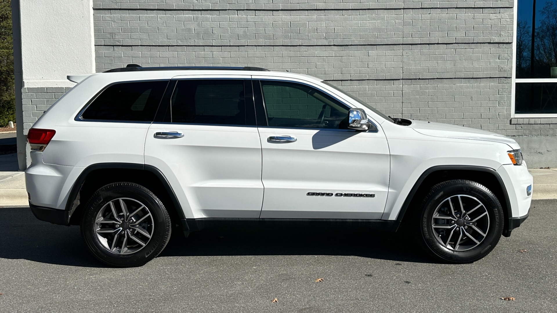 Used 2019 Jeep Grand Cherokee LIMITED / SUNROOF / NAVIGATION / LEATHER for sale $32,995 at Formula Imports in Charlotte NC 28227 6