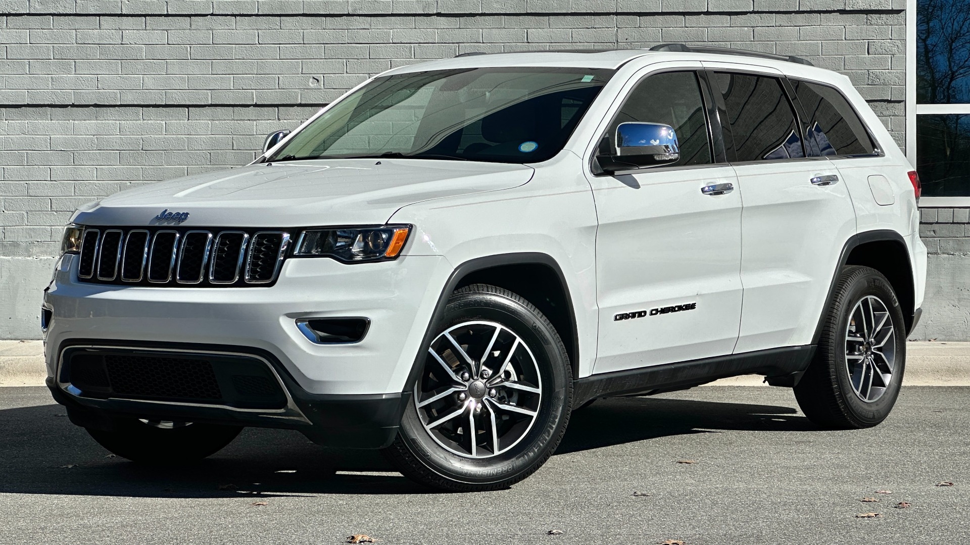 Used 2019 Jeep Grand Cherokee LIMITED / SUNROOF / NAVIGATION / LEATHER for sale $32,995 at Formula Imports in Charlotte NC 28227 1