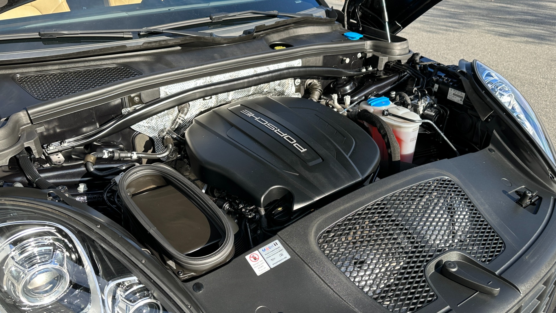 Used 2018 Porsche Macan SPORT EDITION / PREMIUM PLUS PACKAGE / BOSE SOUND / NAV / LANGE CHANGE ASSI for sale $39,900 at Formula Imports in Charlotte NC 28227 33