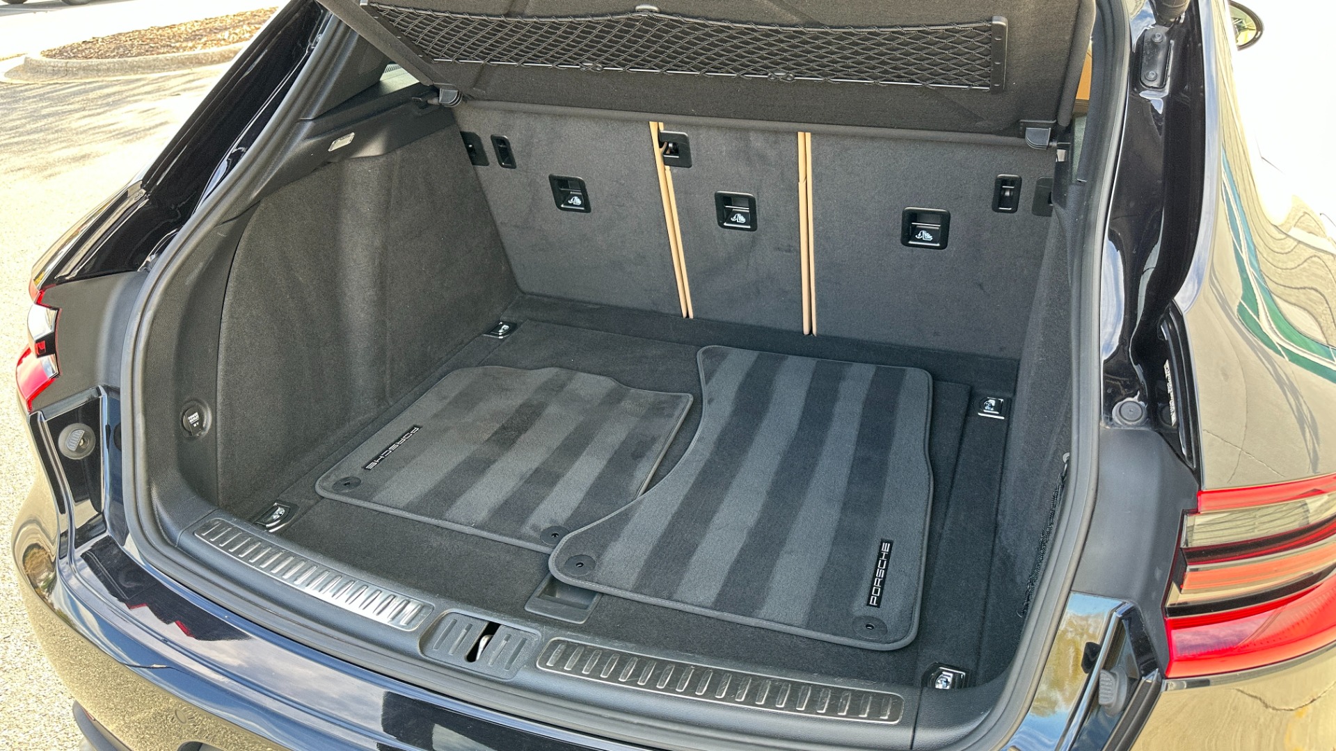 Used 2018 Porsche Macan SPORT EDITION / PREMIUM PLUS PACKAGE / BOSE SOUND / NAV / LANGE CHANGE ASSI for sale $39,900 at Formula Imports in Charlotte NC 28227 38