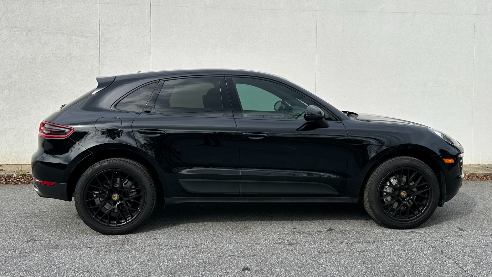 Used 2017 Porsche Macan S / PREMIUM PACKAGE / RS SPYDER WHEELS / CONNECT / HEATED STEERING for sale $38,995 at Formula Imports in Charlotte NC 28227 3