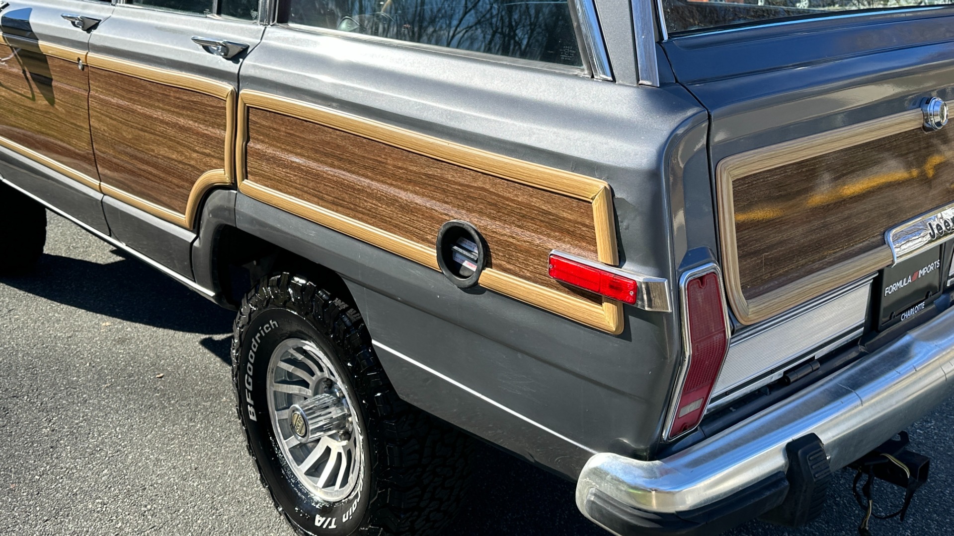 Used 1988 Jeep Grand Wagoneer 5.9L V8 ENGINE / LEATHER AND CLOTH / WOOD SIDING / 4WD for sale Sold at Formula Imports in Charlotte NC 28227 27