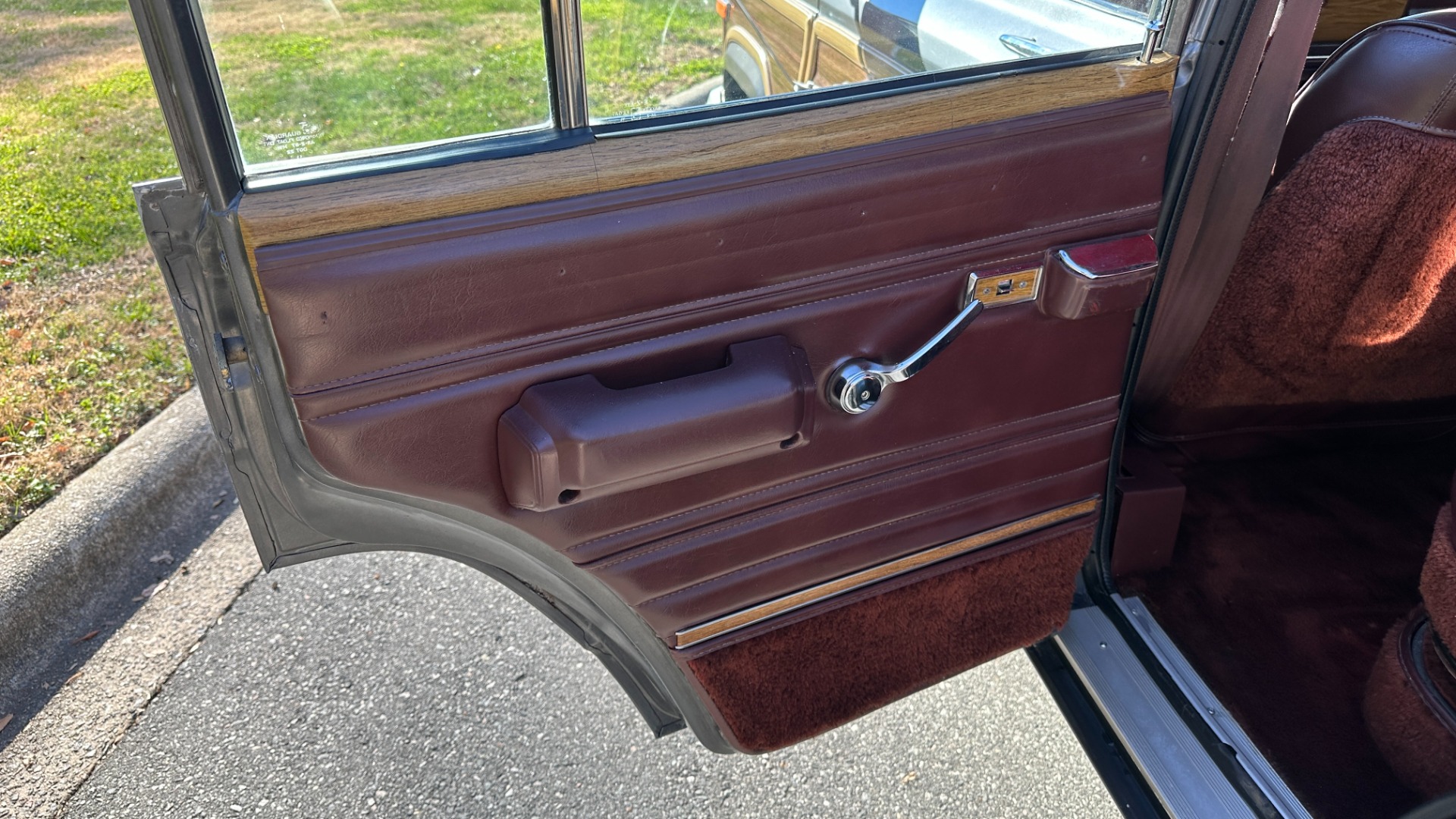 Used 1988 Jeep Grand Wagoneer 5.9L V8 ENGINE / LEATHER AND CLOTH / WOOD SIDING / 4WD for sale Sold at Formula Imports in Charlotte NC 28227 38