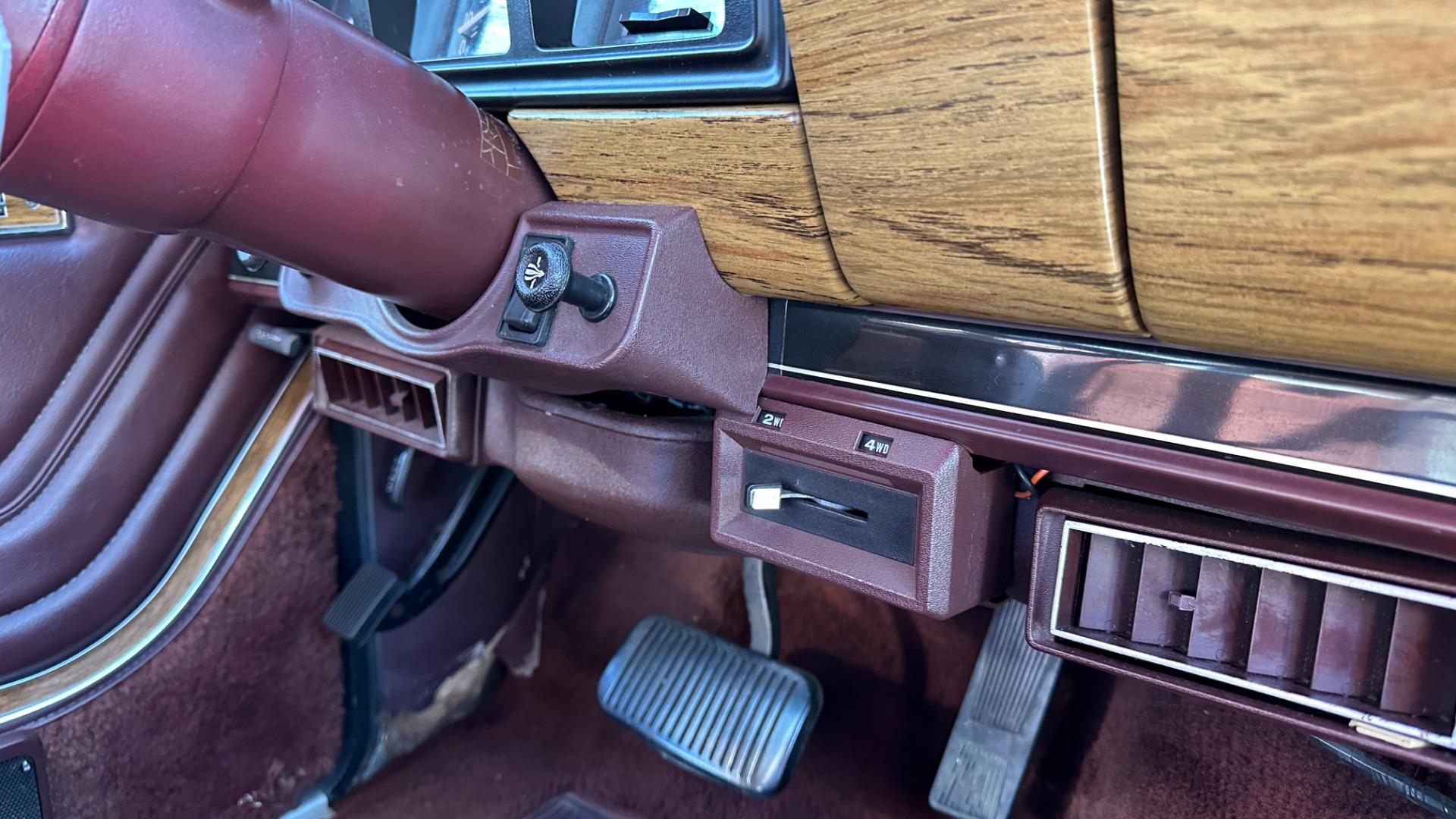 Used 1988 Jeep Grand Wagoneer 5.9L V8 ENGINE / LEATHER AND CLOTH / WOOD SIDING / 4WD for sale $21,995 at Formula Imports in Charlotte NC 28227 59
