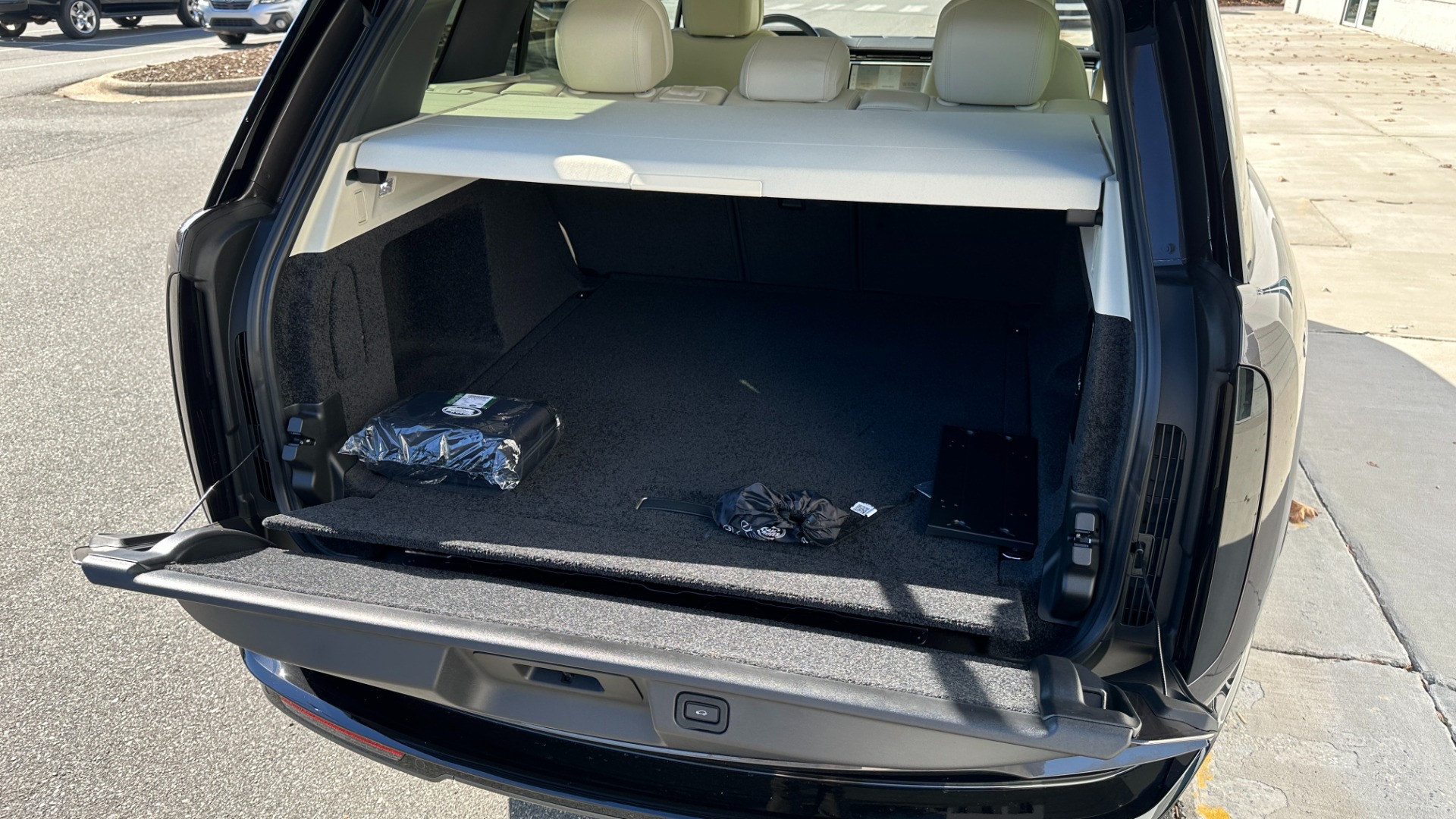 Used 2023 Land Rover Range Rover SE / 22IN DIAMOND WHEELS / SHADOW EXTERIOR / CHARENTE GREY / BLACK ROOF for sale Sold at Formula Imports in Charlotte NC 28227 13