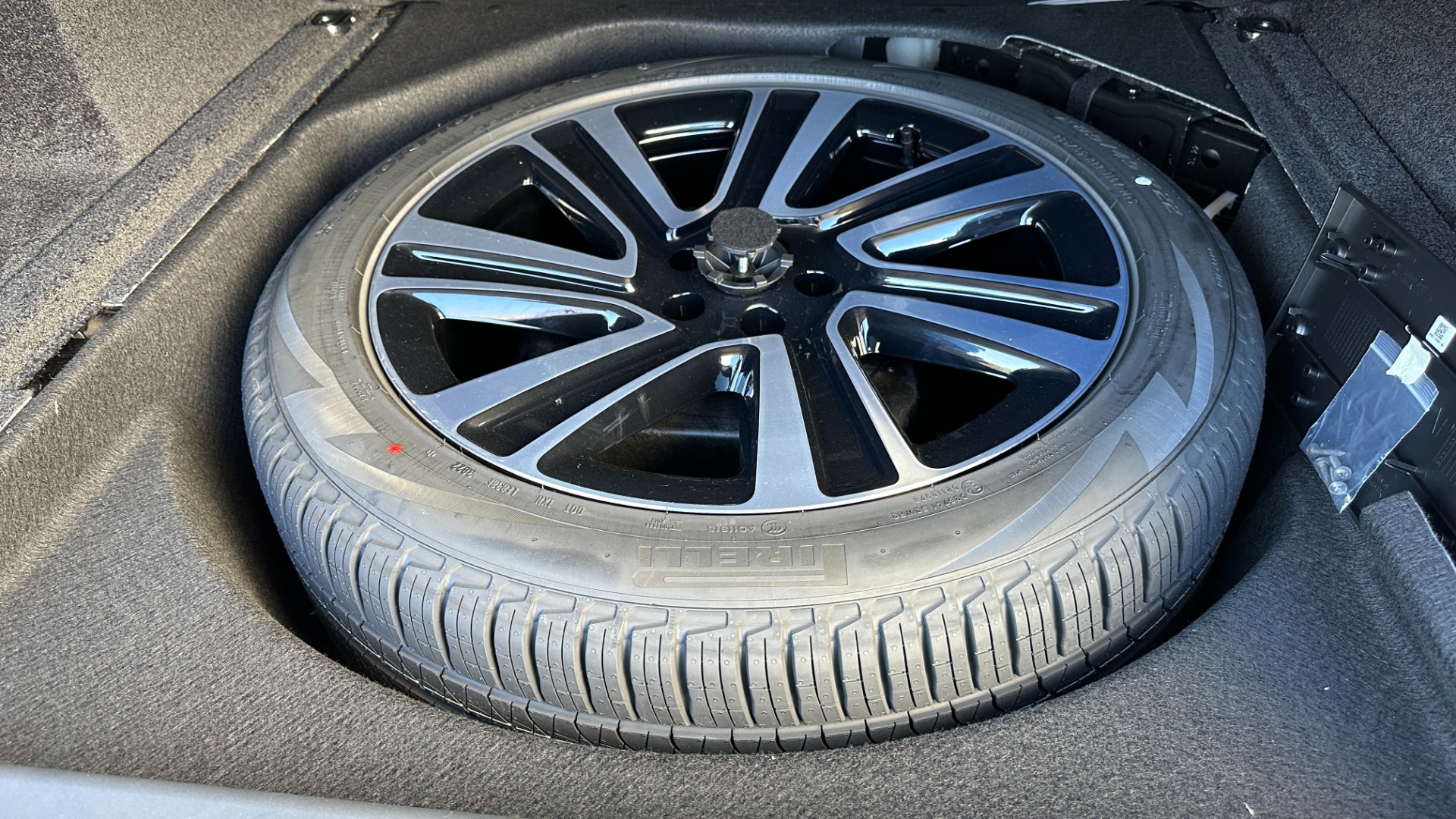 Used 2023 Land Rover Range Rover SE / 22IN DIAMOND WHEELS / SHADOW EXTERIOR / CHARENTE GREY / BLACK ROOF for sale Sold at Formula Imports in Charlotte NC 28227 16