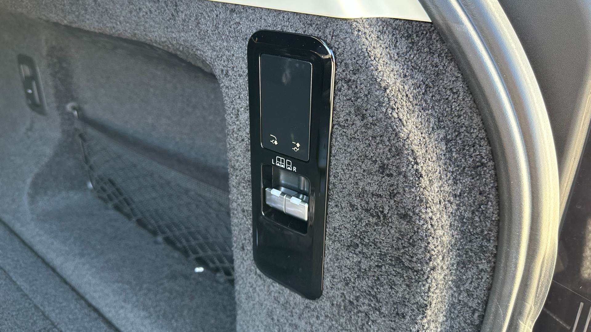 Used 2023 Land Rover Range Rover SE / 22IN DIAMOND WHEELS / SHADOW EXTERIOR / CHARENTE GREY / BLACK ROOF for sale Sold at Formula Imports in Charlotte NC 28227 17