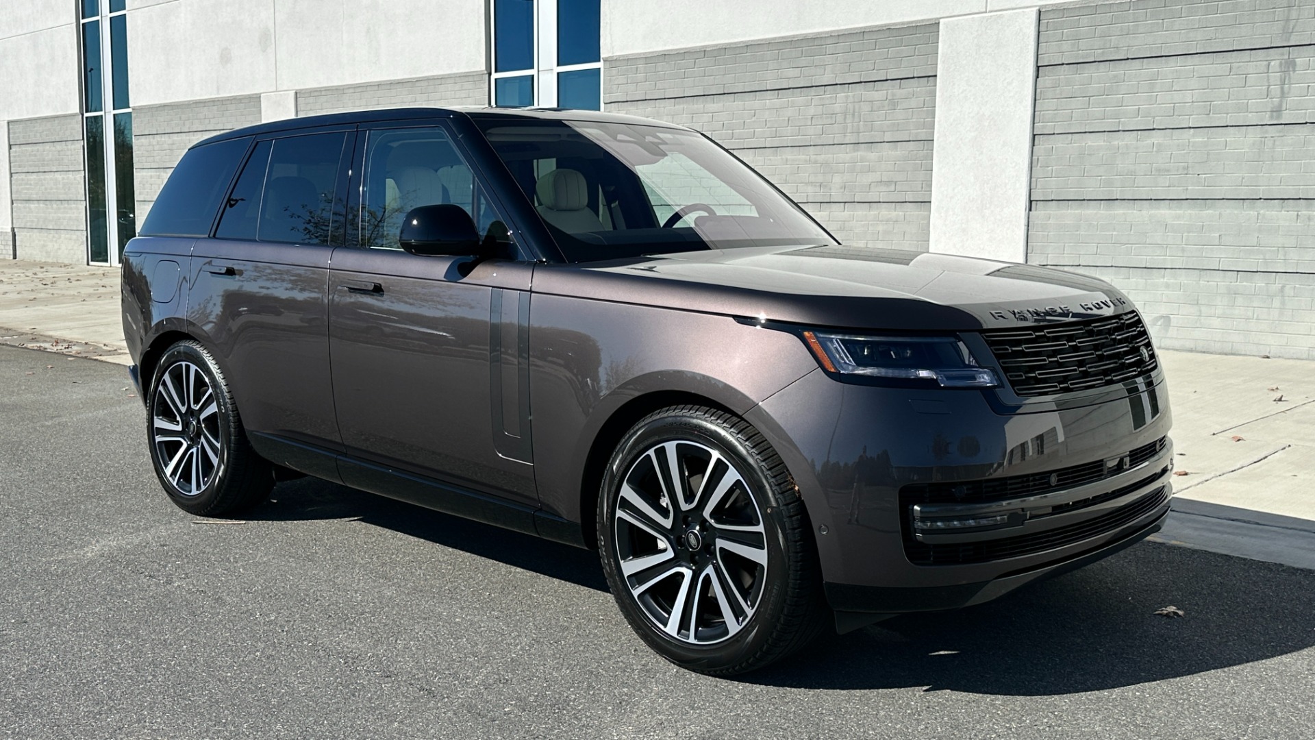 Used 2023 Land Rover Range Rover SE / 22IN DIAMOND WHEELS / SHADOW EXTERIOR / CHARENTE GREY / BLACK ROOF for sale Sold at Formula Imports in Charlotte NC 28227 2