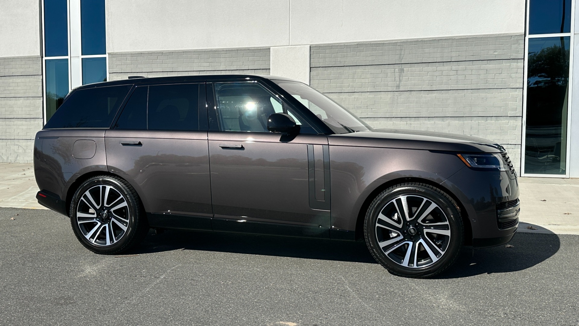Used 2023 Land Rover Range Rover SE / 22IN DIAMOND WHEELS / SHADOW EXTERIOR / CHARENTE GREY / BLACK ROOF for sale Sold at Formula Imports in Charlotte NC 28227 3