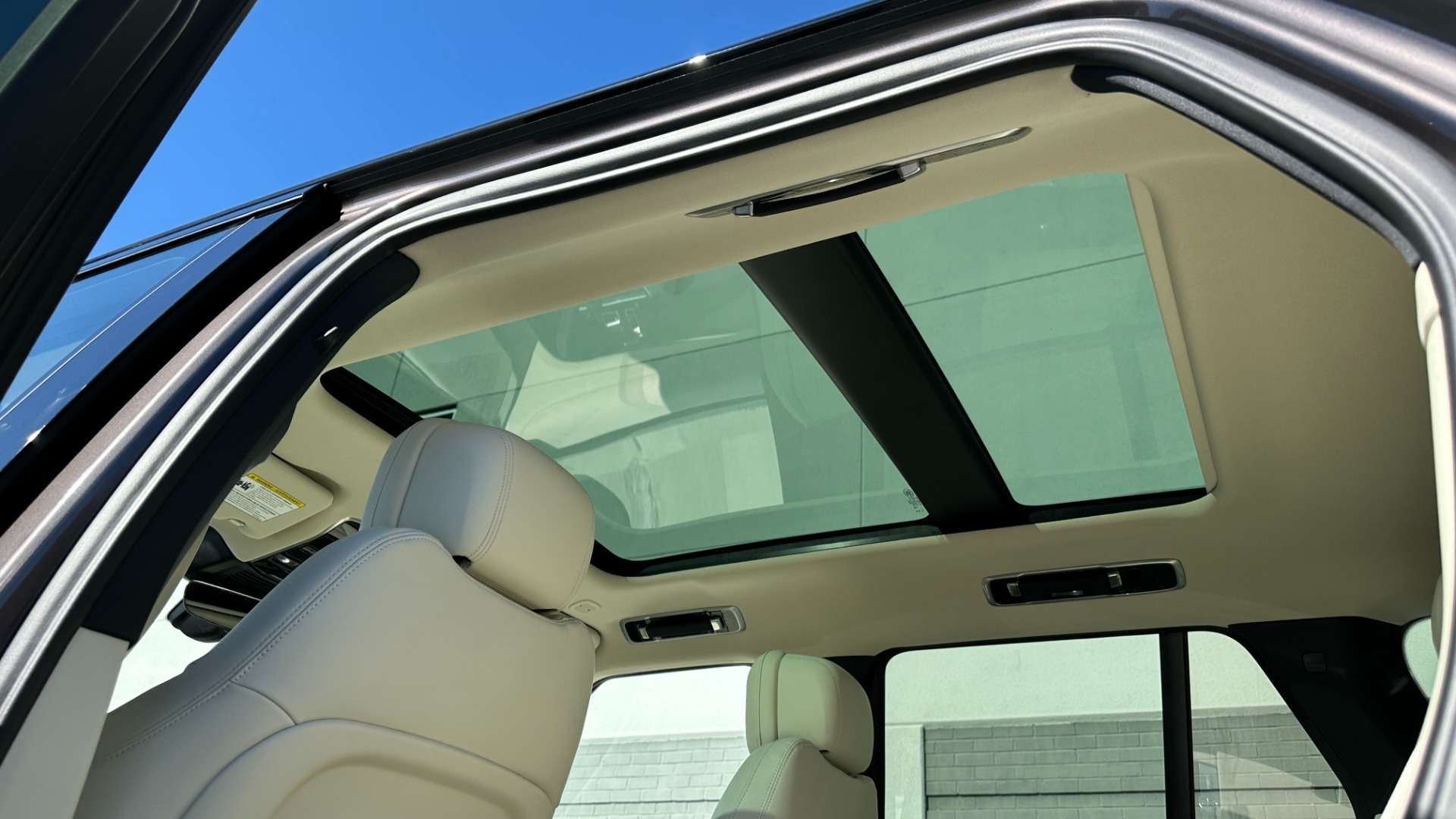 Used 2023 Land Rover Range Rover SE / 22IN DIAMOND WHEELS / SHADOW EXTERIOR / CHARENTE GREY / BLACK ROOF for sale Sold at Formula Imports in Charlotte NC 28227 30