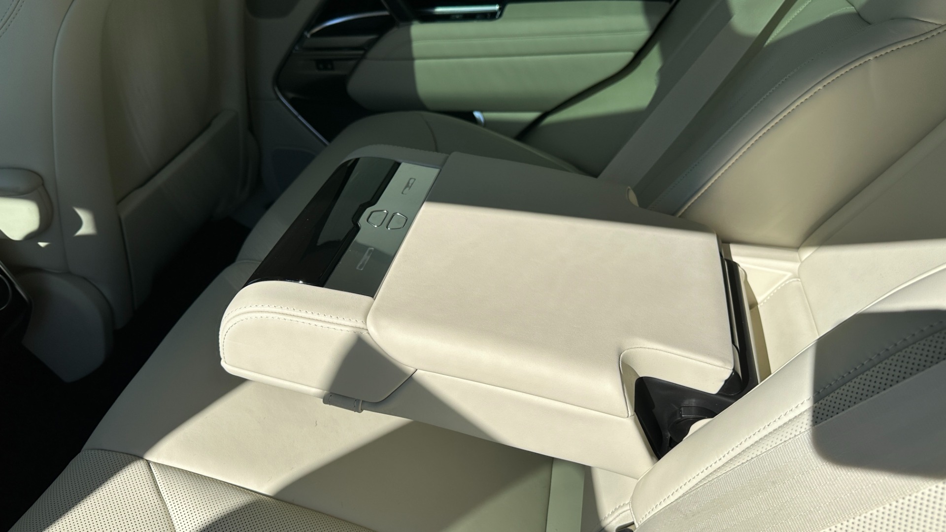 Used 2023 Land Rover Range Rover SE / 22IN DIAMOND WHEELS / SHADOW EXTERIOR / CHARENTE GREY / BLACK ROOF for sale Sold at Formula Imports in Charlotte NC 28227 32