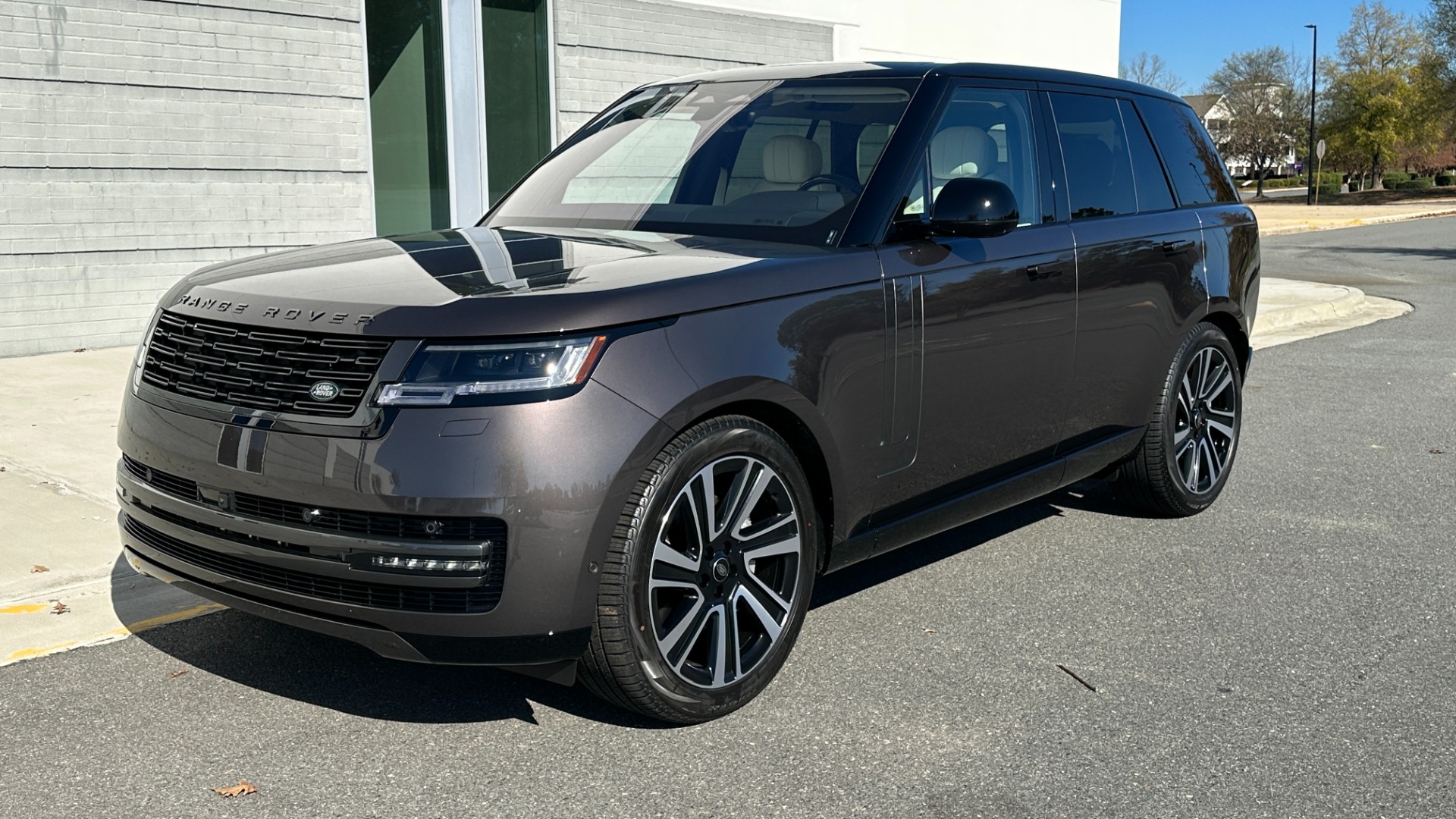 Used 2023 Land Rover Range Rover SE / 22IN DIAMOND WHEELS / SHADOW EXTERIOR / CHARENTE GREY / BLACK ROOF for sale Sold at Formula Imports in Charlotte NC 28227 5