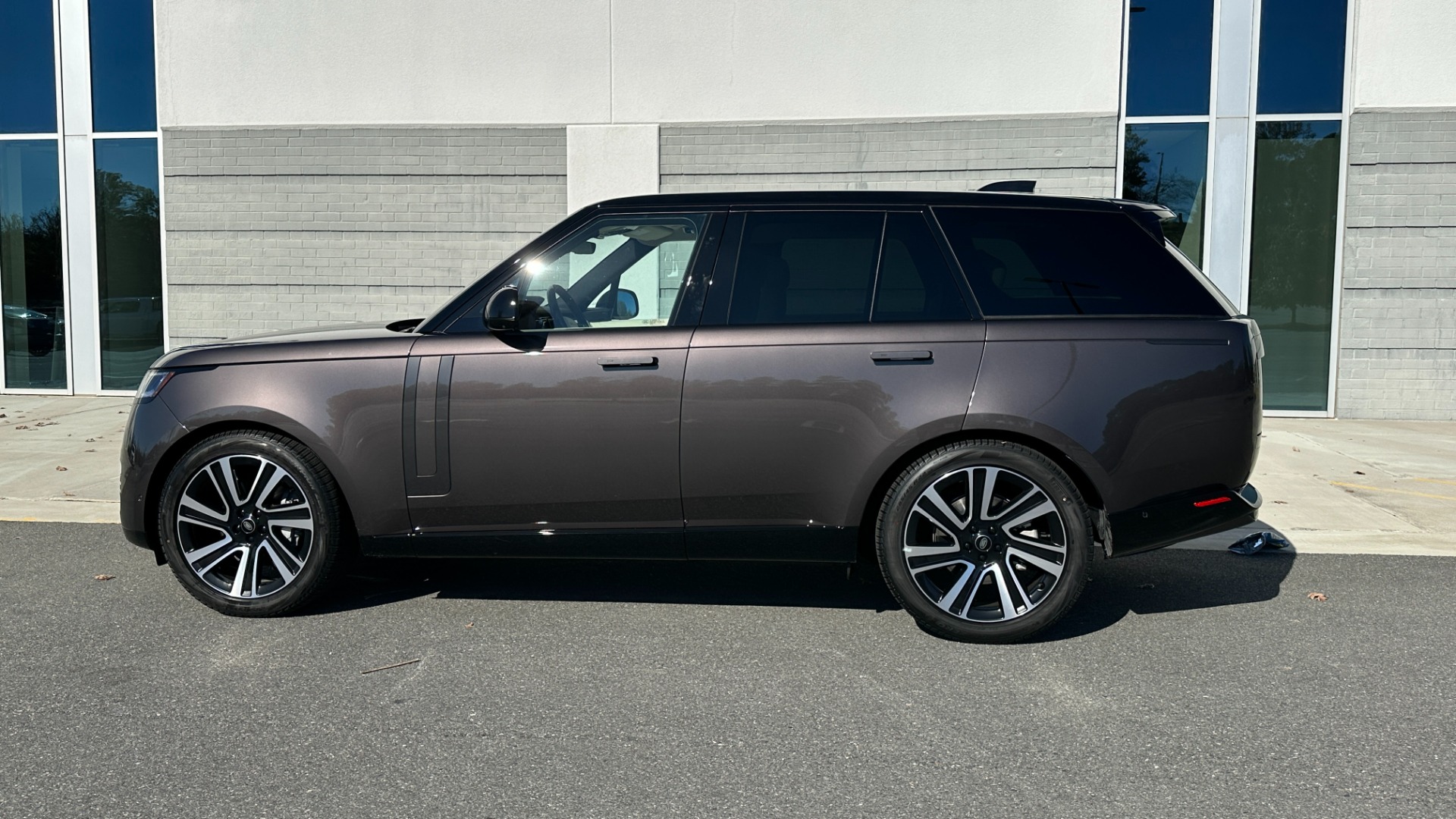 Used 2023 Land Rover Range Rover SE / 22IN DIAMOND WHEELS / SHADOW EXTERIOR / CHARENTE GREY / BLACK ROOF for sale Sold at Formula Imports in Charlotte NC 28227 6