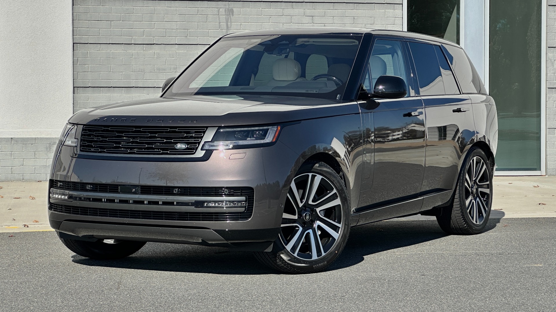 Used 2023 Land Rover Range Rover SE / 22IN DIAMOND WHEELS / SHADOW EXTERIOR / CHARENTE GREY / BLACK ROOF for sale Sold at Formula Imports in Charlotte NC 28227 1