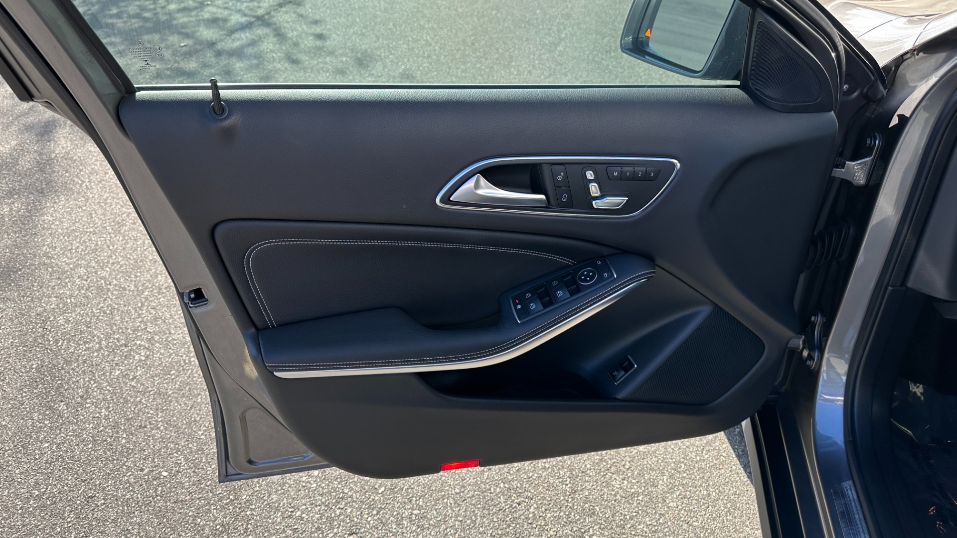 Used 2018 Mercedes-Benz GLA GLA 250 / PANORAMIC SUNROOF / BLIND SPOT ASSIST / HEATED FRONT SEATS for sale Sold at Formula Imports in Charlotte NC 28227 10