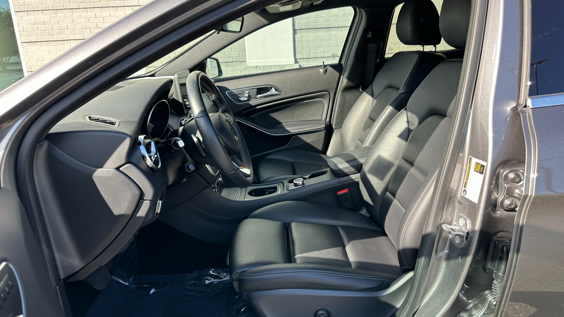 Used 2018 Mercedes-Benz GLA GLA 250 / PANORAMIC SUNROOF / BLIND SPOT ASSIST / HEATED FRONT SEATS for sale $27,999 at Formula Imports in Charlotte NC 28227 12