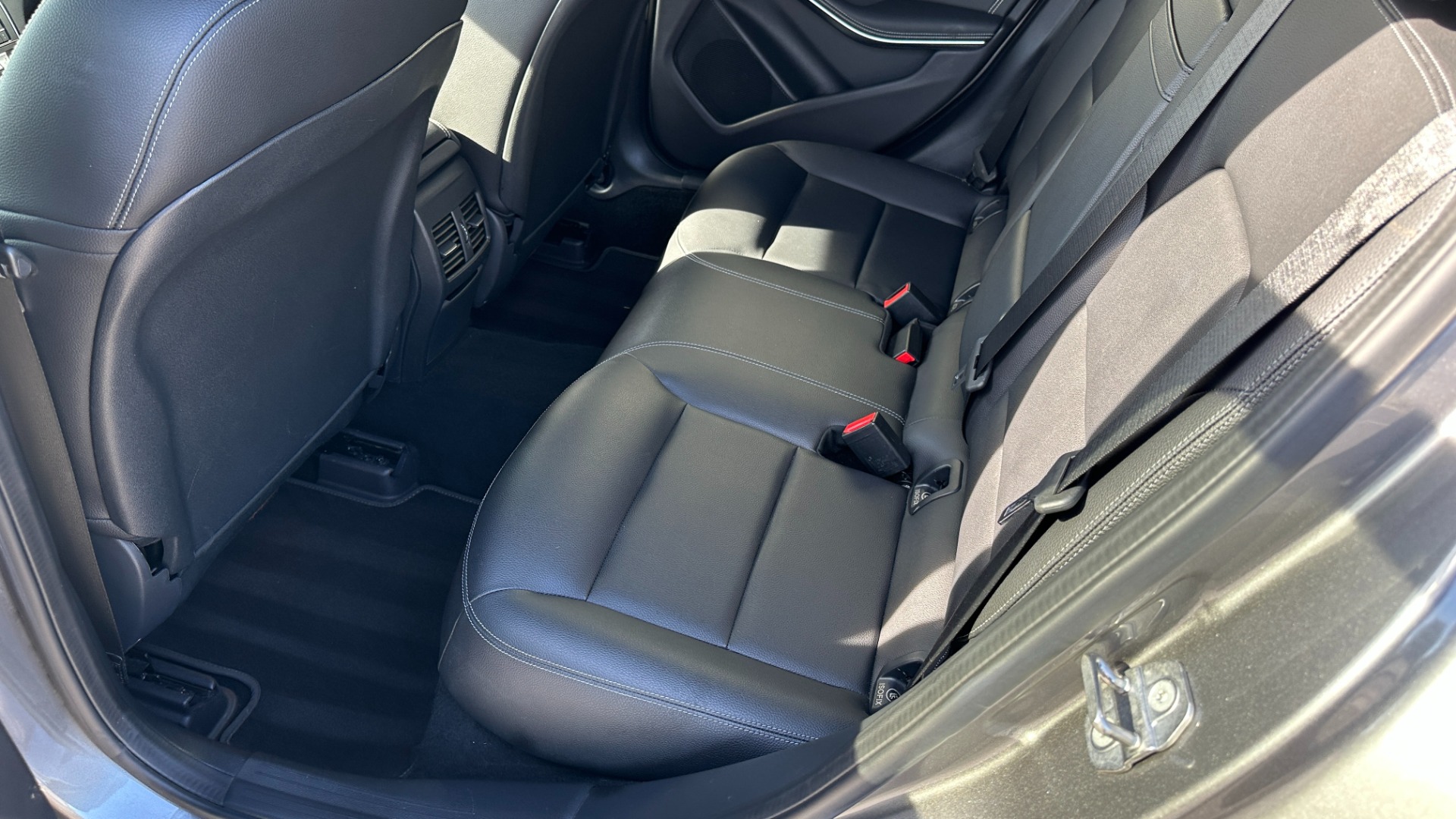 Used 2018 Mercedes-Benz GLA GLA 250 / PANORAMIC SUNROOF / BLIND SPOT ASSIST / HEATED FRONT SEATS for sale $27,999 at Formula Imports in Charlotte NC 28227 22
