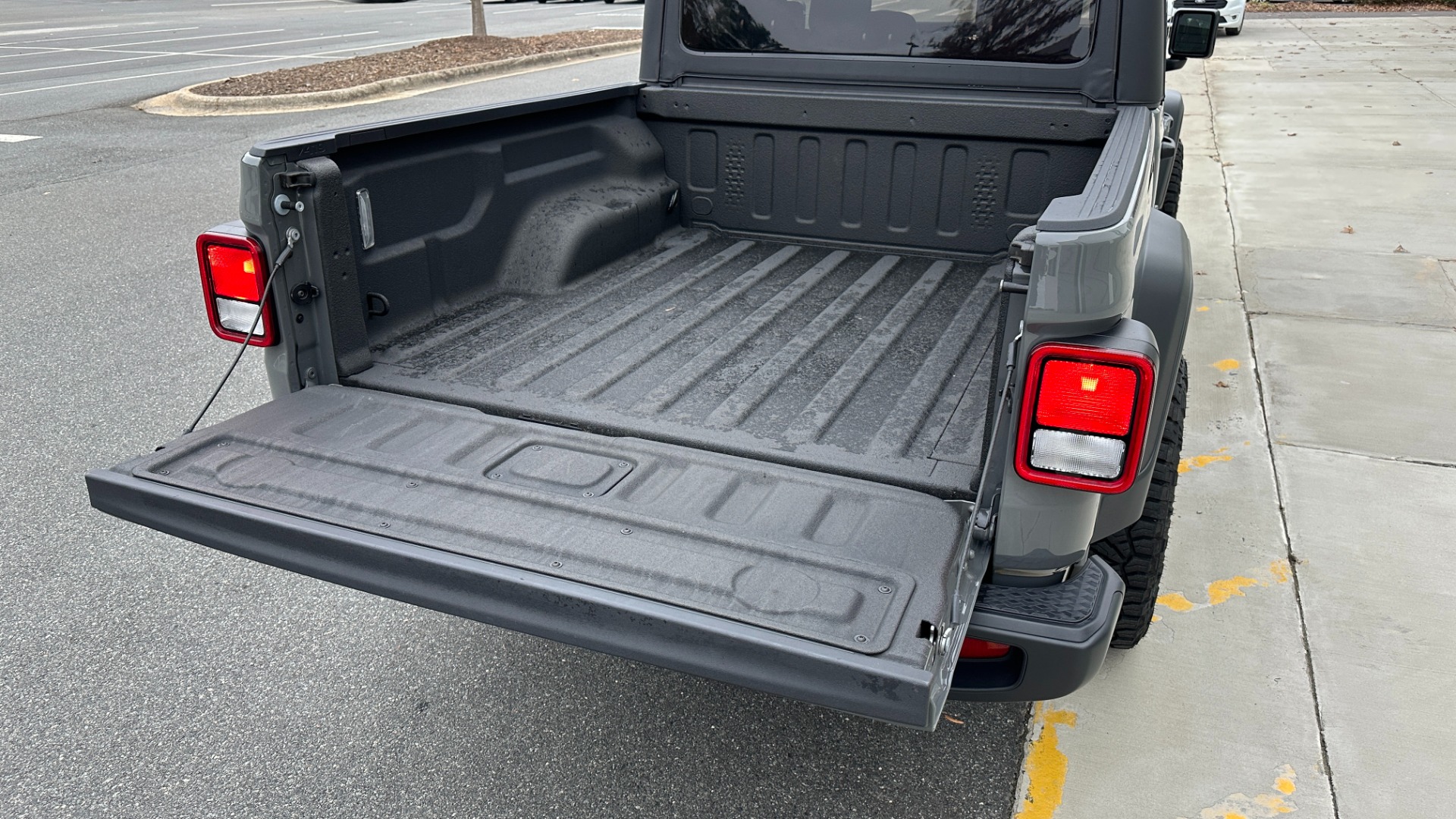 Used 2020 Jeep Gladiator Sport S / FUEL WHEELS / LED LIGHTS / S PACKAGE / BLACKOUT TRIM for sale $40,995 at Formula Imports in Charlotte NC 28227 38