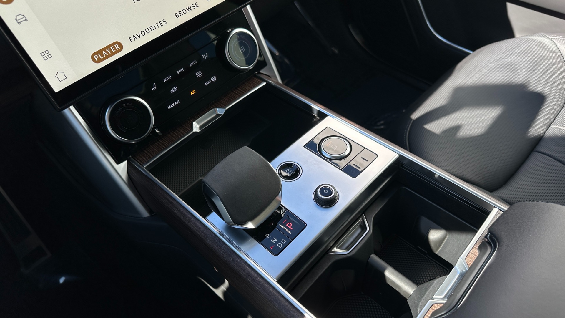 Used 2023 Land Rover Range Rover SE / PREMIUM INTERIOR / 22IN WHEELS / 20 WAY SEATS / FULL SIZE SPARE for sale Sold at Formula Imports in Charlotte NC 28227 18