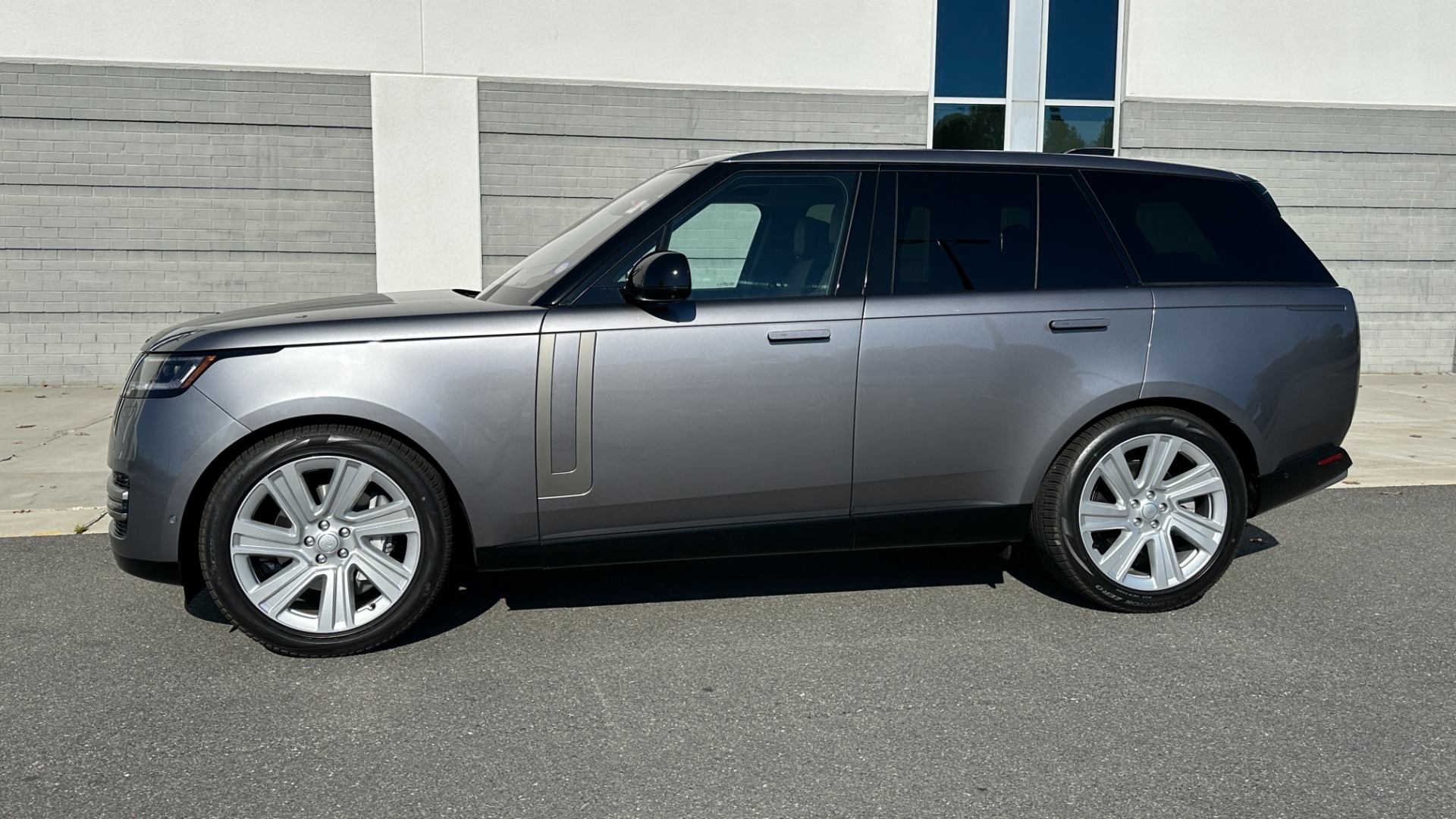 Used 2023 Land Rover Range Rover SE / PREMIUM INTERIOR / 22IN WHEELS / 20 WAY SEATS / FULL SIZE SPARE for sale Sold at Formula Imports in Charlotte NC 28227 3