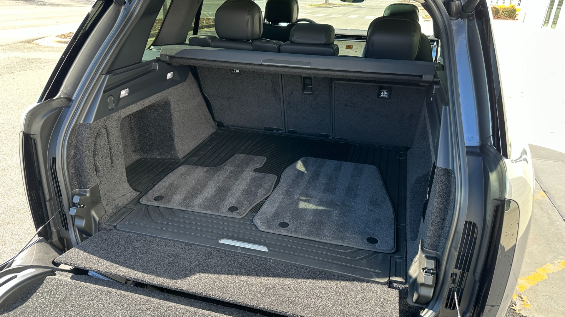 Used 2023 Land Rover Range Rover SE / PREMIUM INTERIOR / 22IN WHEELS / 20 WAY SEATS / FULL SIZE SPARE for sale Sold at Formula Imports in Charlotte NC 28227 36