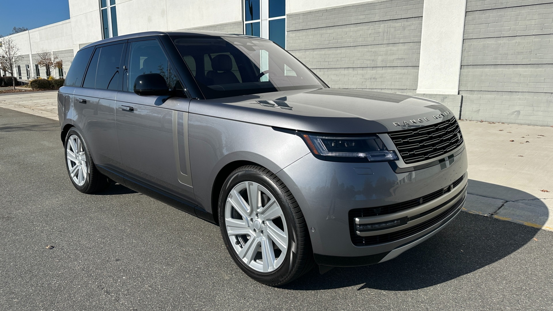 Used 2023 Land Rover Range Rover SE / PREMIUM INTERIOR / 22IN WHEELS / 20 WAY SEATS / FULL SIZE SPARE for sale Sold at Formula Imports in Charlotte NC 28227 5