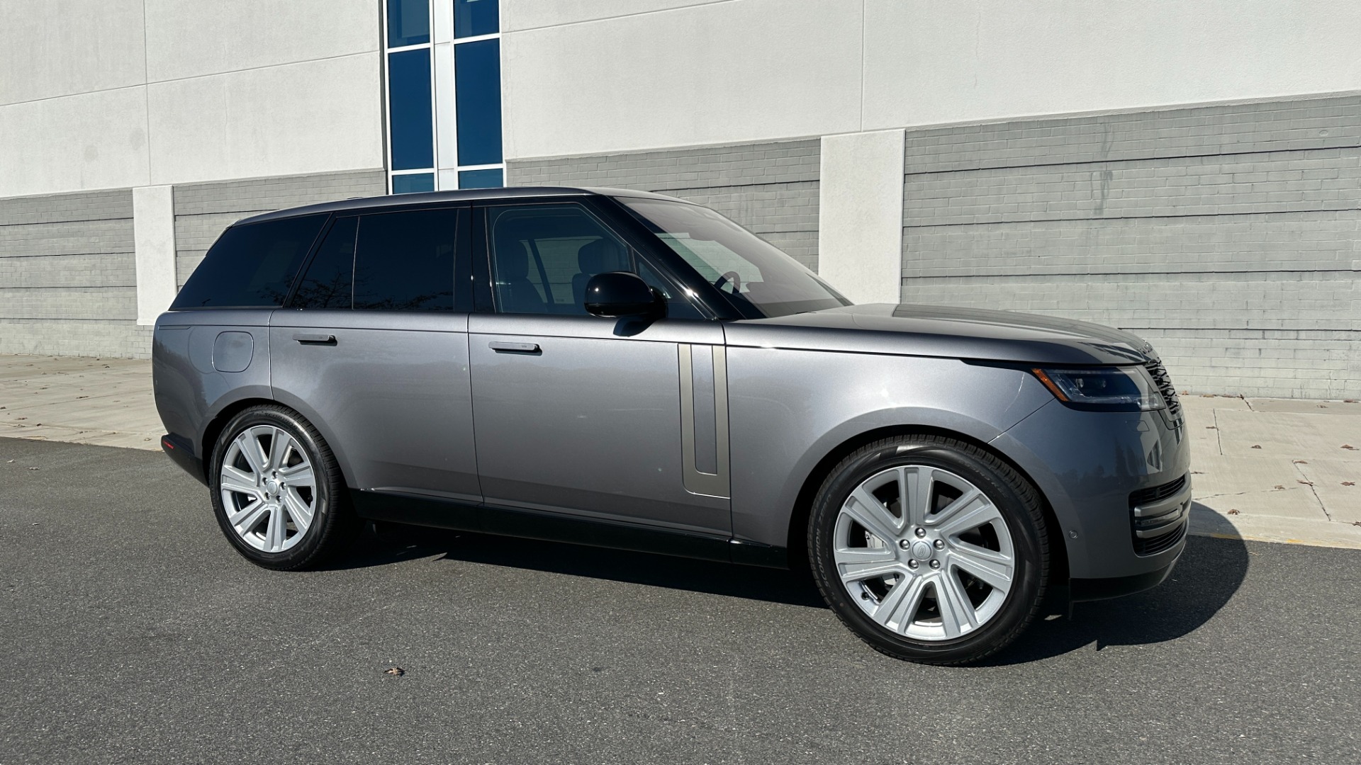 Used 2023 Land Rover Range Rover SE / PREMIUM INTERIOR / 22IN WHEELS / 20 WAY SEATS / FULL SIZE SPARE for sale $159,998 at Formula Imports in Charlotte NC 28227 6
