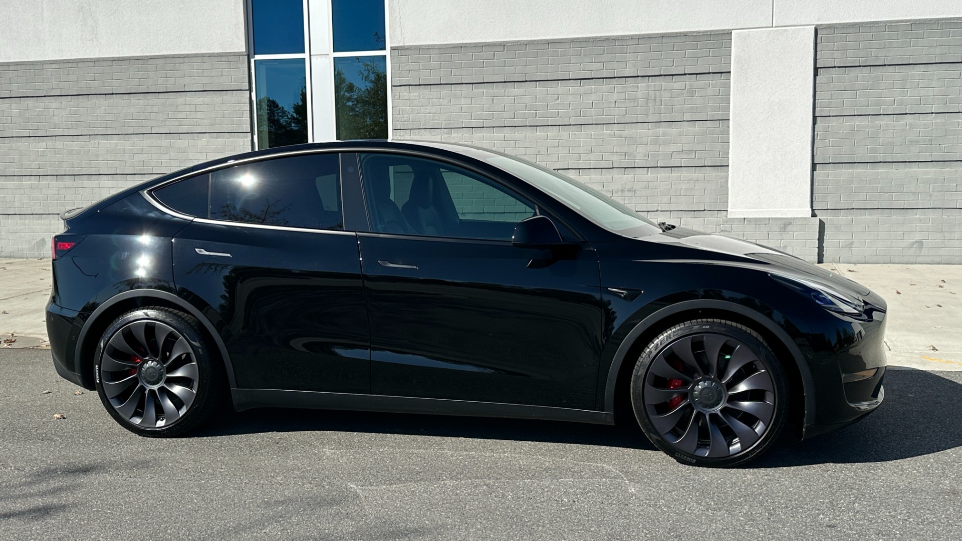 Used 2021 Tesla Model Y PERFORMANCE / AWD DUAL MOTOR / AUTOPILOT / CABON FIBER / TURBINE WHEELS for sale Sold at Formula Imports in Charlotte NC 28227 5