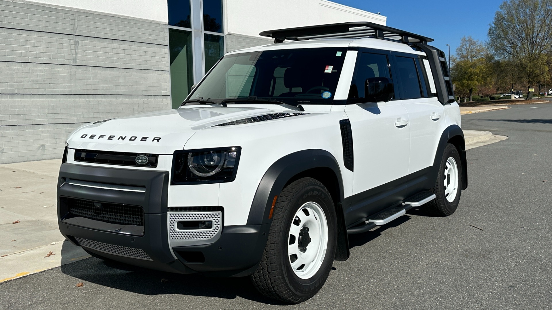 Used 2023 Land Rover Defender S / 30TH ANNIVERSARY EDITION / AIR SUSPENSION / TOWING / OFFROAD PACKAGE for sale $94,999 at Formula Imports in Charlotte NC 28227 5
