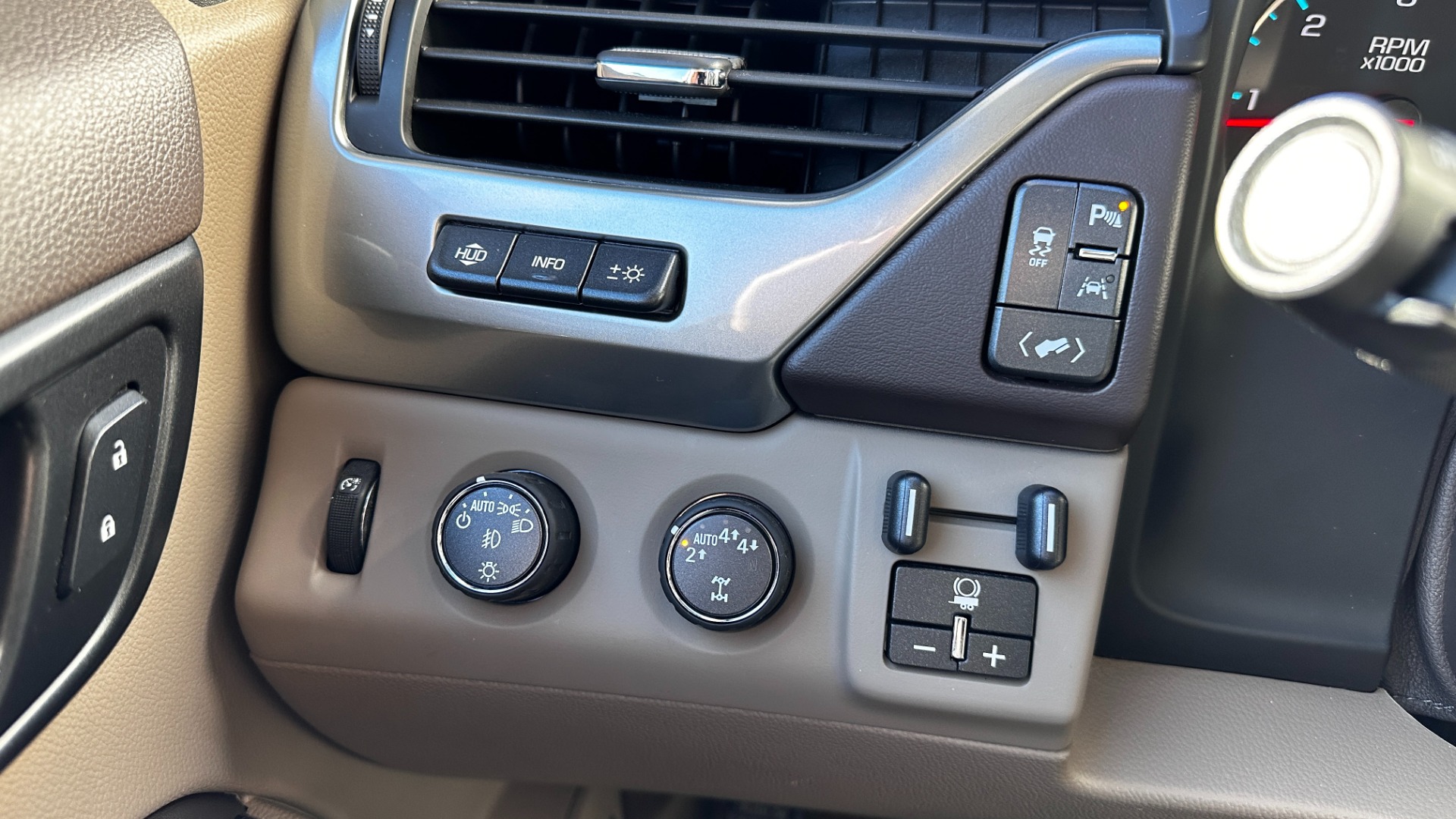 Used 2017 Chevrolet Tahoe PREMIER / LEATHER / DVD / 3RD ROW / NAVIGATION for sale $34,595 at Formula Imports in Charlotte NC 28227 11