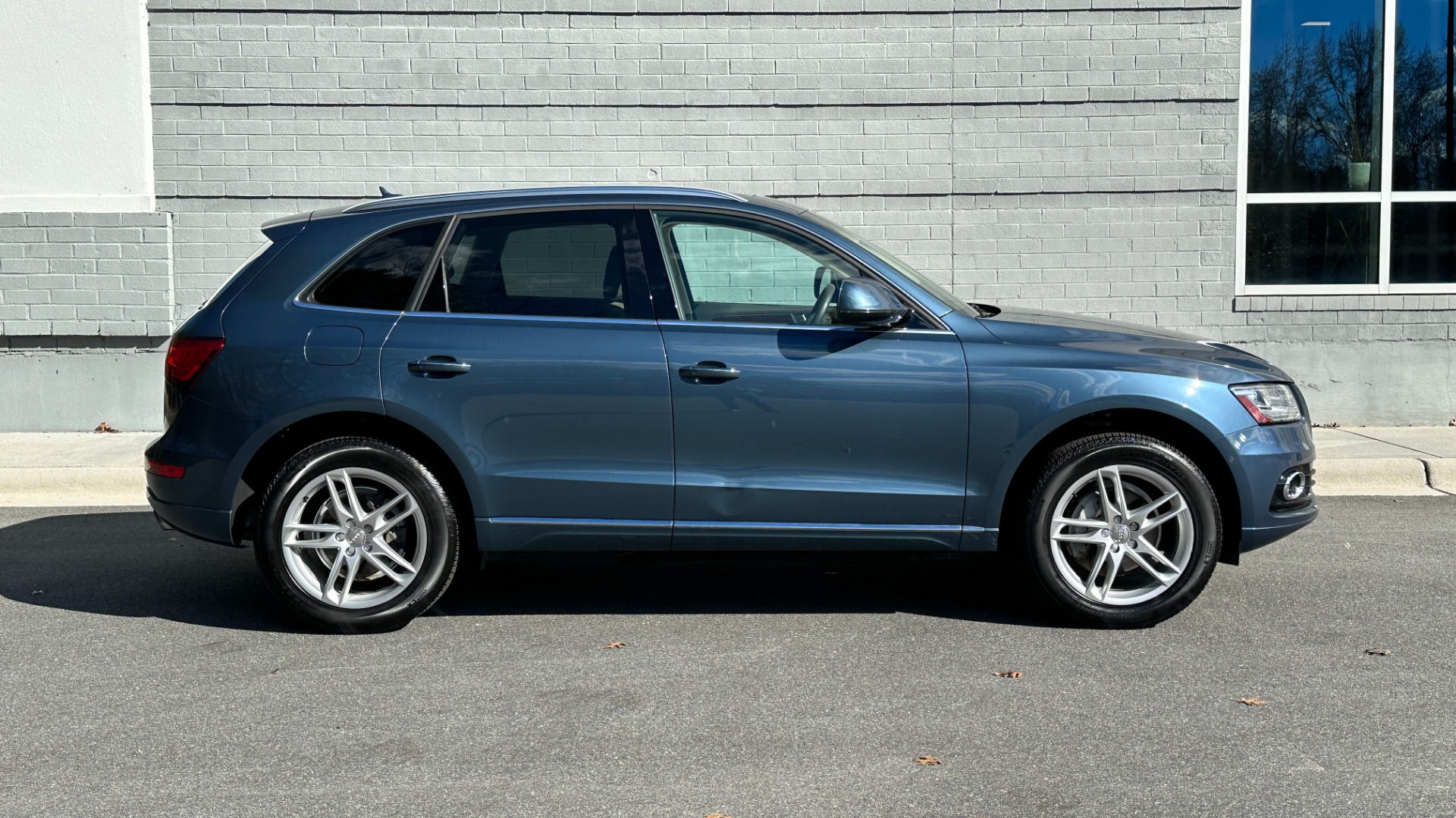 Used 2017 Audi Q5 PREMIUM PLUS / LEATHER / TECH PACKAGE / SUNROOF for sale $24,995 at Formula Imports in Charlotte NC 28227 3