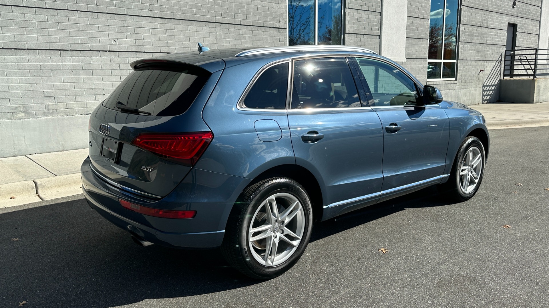 Used 2017 Audi Q5 PREMIUM PLUS / LEATHER / TECH PACKAGE / SUNROOF for sale $24,995 at Formula Imports in Charlotte NC 28227 4