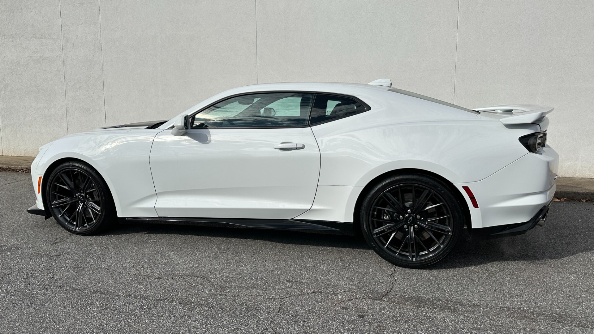 Used 2020 Chevrolet Camaro ZL1 / SUPERCHARGED / CARBON FIBER / RED SEAT BELTS / RECARO SEATING / 10SPD for sale $66,995 at Formula Imports in Charlotte NC 28227 3