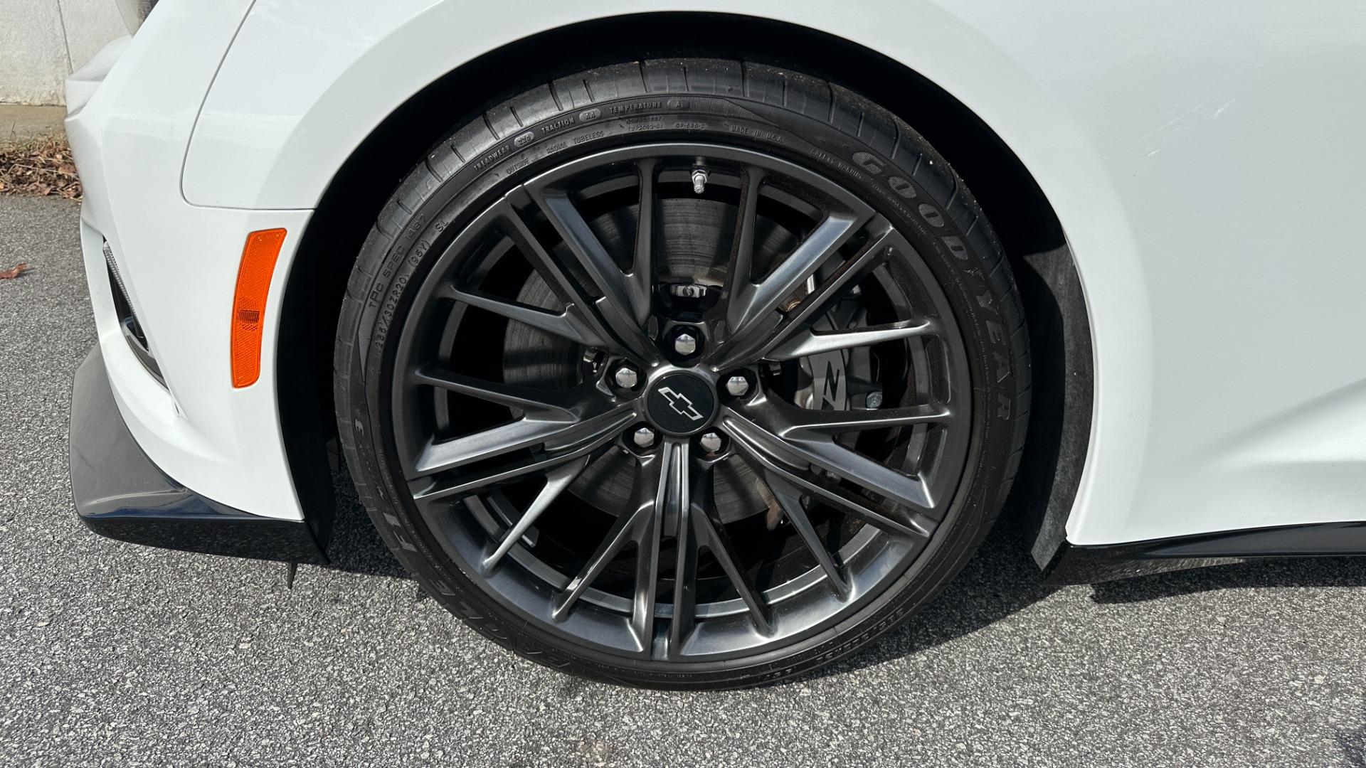 Used 2020 Chevrolet Camaro ZL1 / SUPERCHARGED / CARBON FIBER / RED SEAT BELTS / RECARO SEATING / 10SPD for sale Sold at Formula Imports in Charlotte NC 28227 34