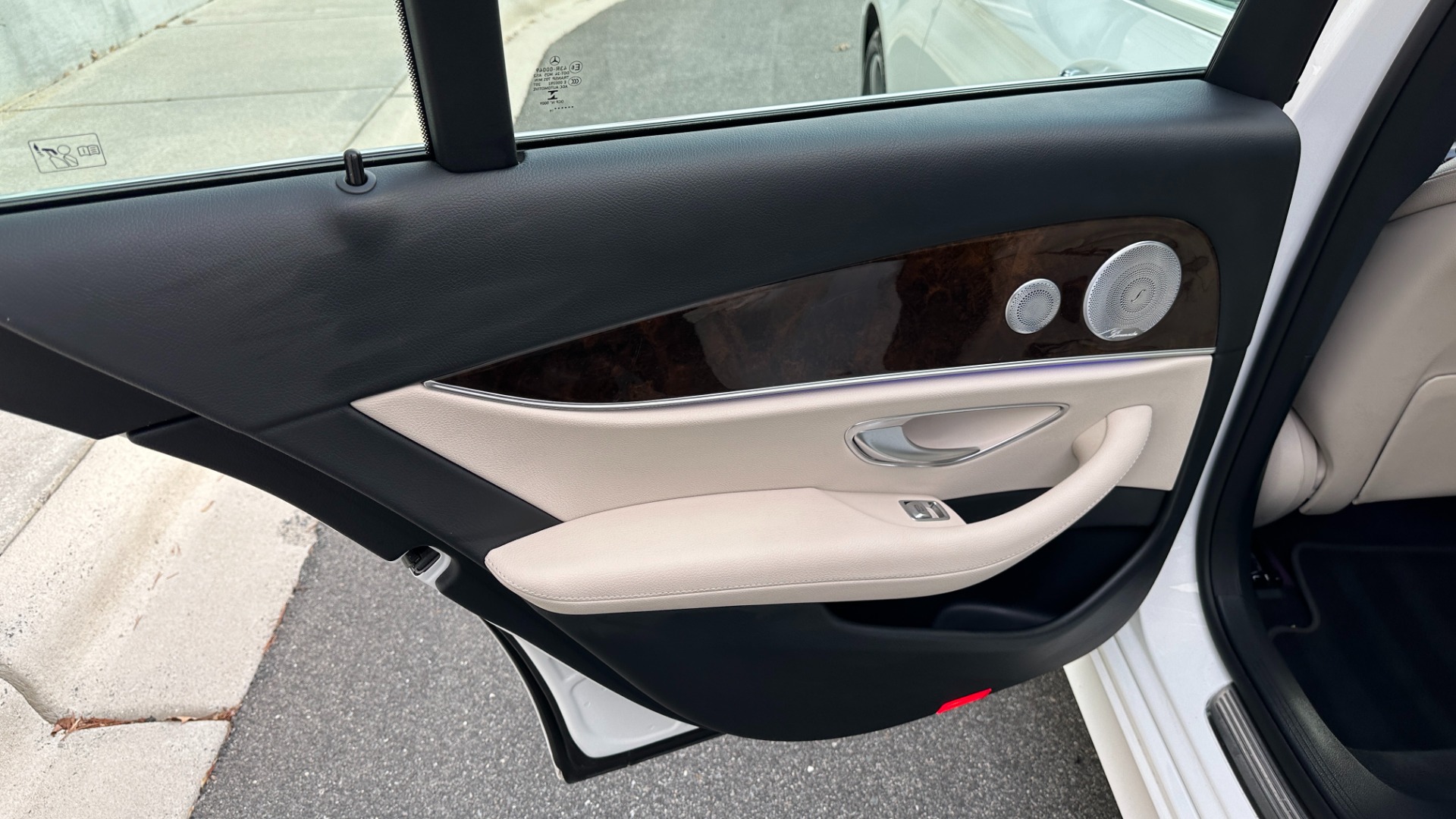 Used 2019 Mercedes-Benz E-Class E300 / PREMIUM PACKAGE / BLIND SPOT / BURMESTER SOUND / HEATED STEERING for sale $35,400 at Formula Imports in Charlotte NC 28227 14