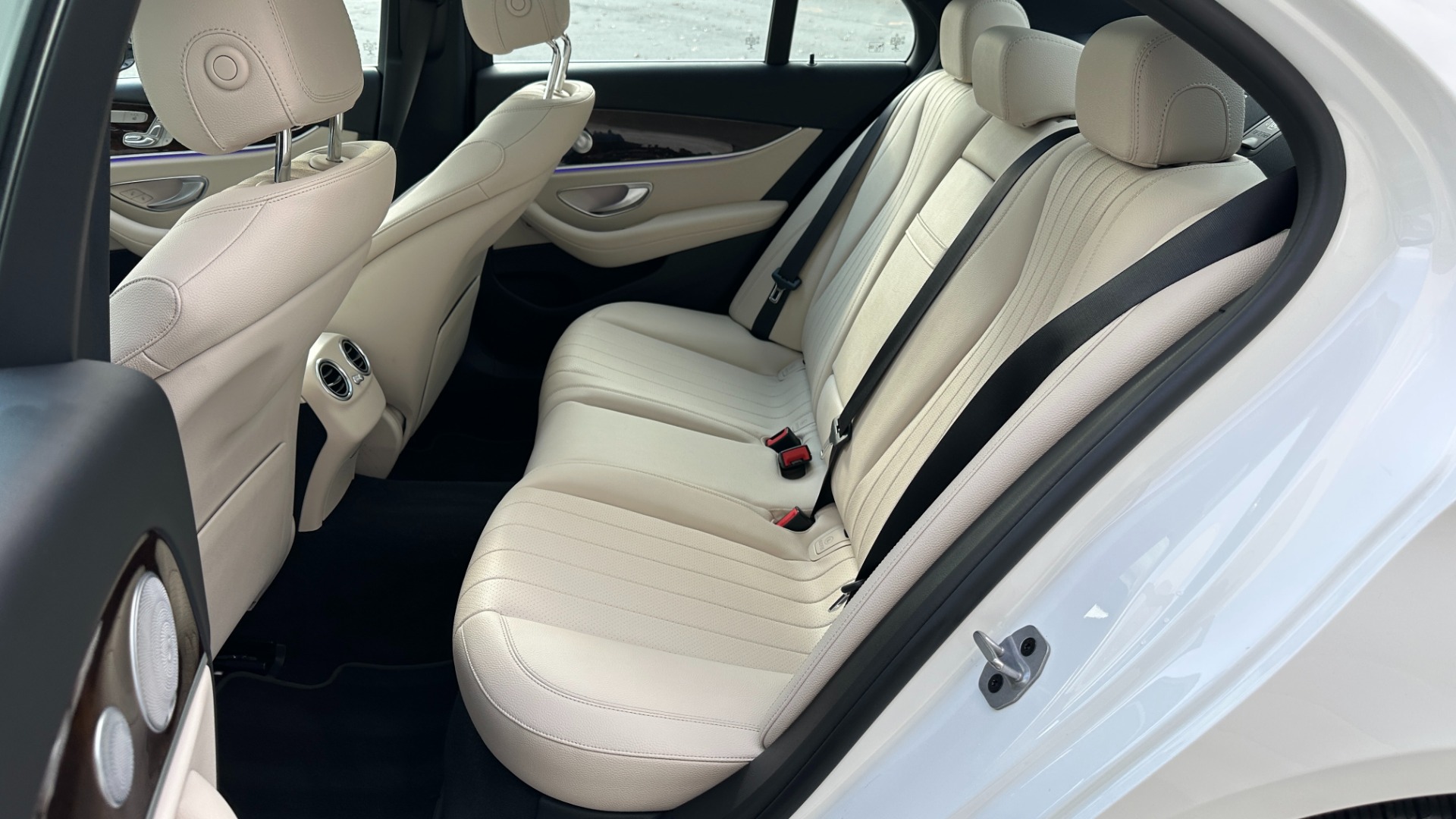Used 2019 Mercedes-Benz E-Class E300 / PREMIUM PACKAGE / BLIND SPOT / BURMESTER SOUND / HEATED STEERING for sale $41,495 at Formula Imports in Charlotte NC 28227 15