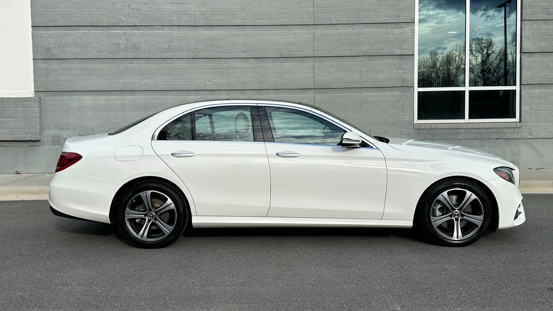 Used 2019 Mercedes-Benz E-Class E300 / PREMIUM PACKAGE / BLIND SPOT / BURMESTER SOUND / HEATED STEERING for sale $35,400 at Formula Imports in Charlotte NC 28227 3