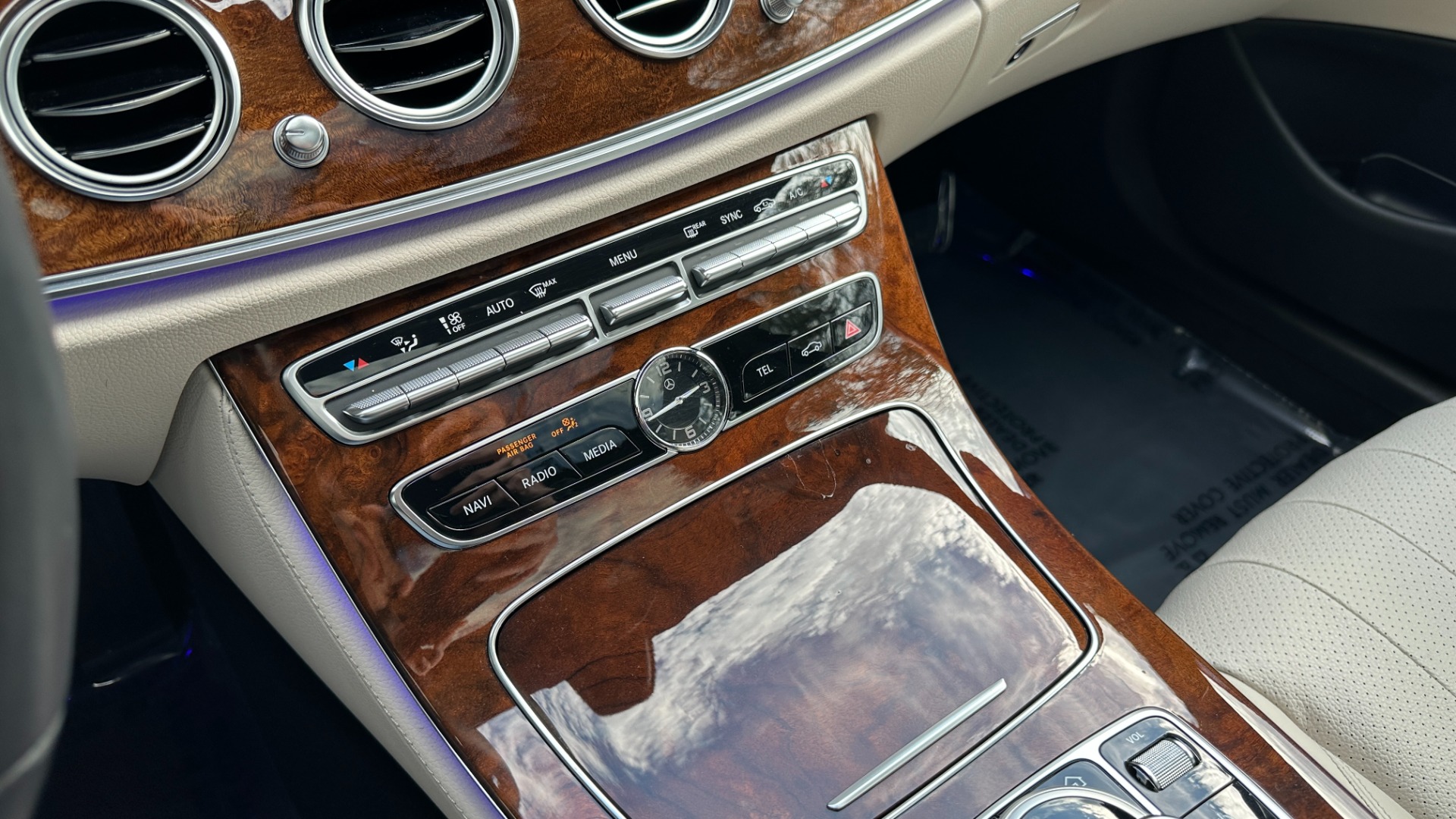 Used 2019 Mercedes-Benz E-Class E300 / PREMIUM PACKAGE / BLIND SPOT / BURMESTER SOUND / HEATED STEERING for sale $35,400 at Formula Imports in Charlotte NC 28227 30