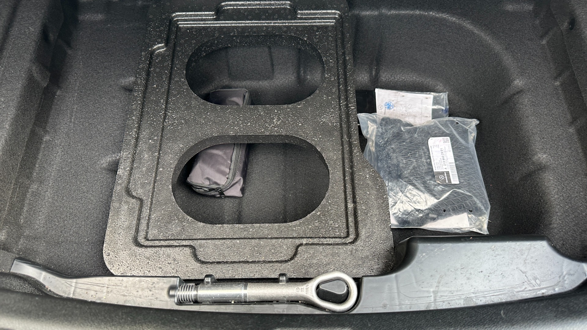 Used 2019 Mercedes-Benz E-Class E300 / PREMIUM PACKAGE / BLIND SPOT / BURMESTER SOUND / HEATED STEERING for sale $35,400 at Formula Imports in Charlotte NC 28227 33