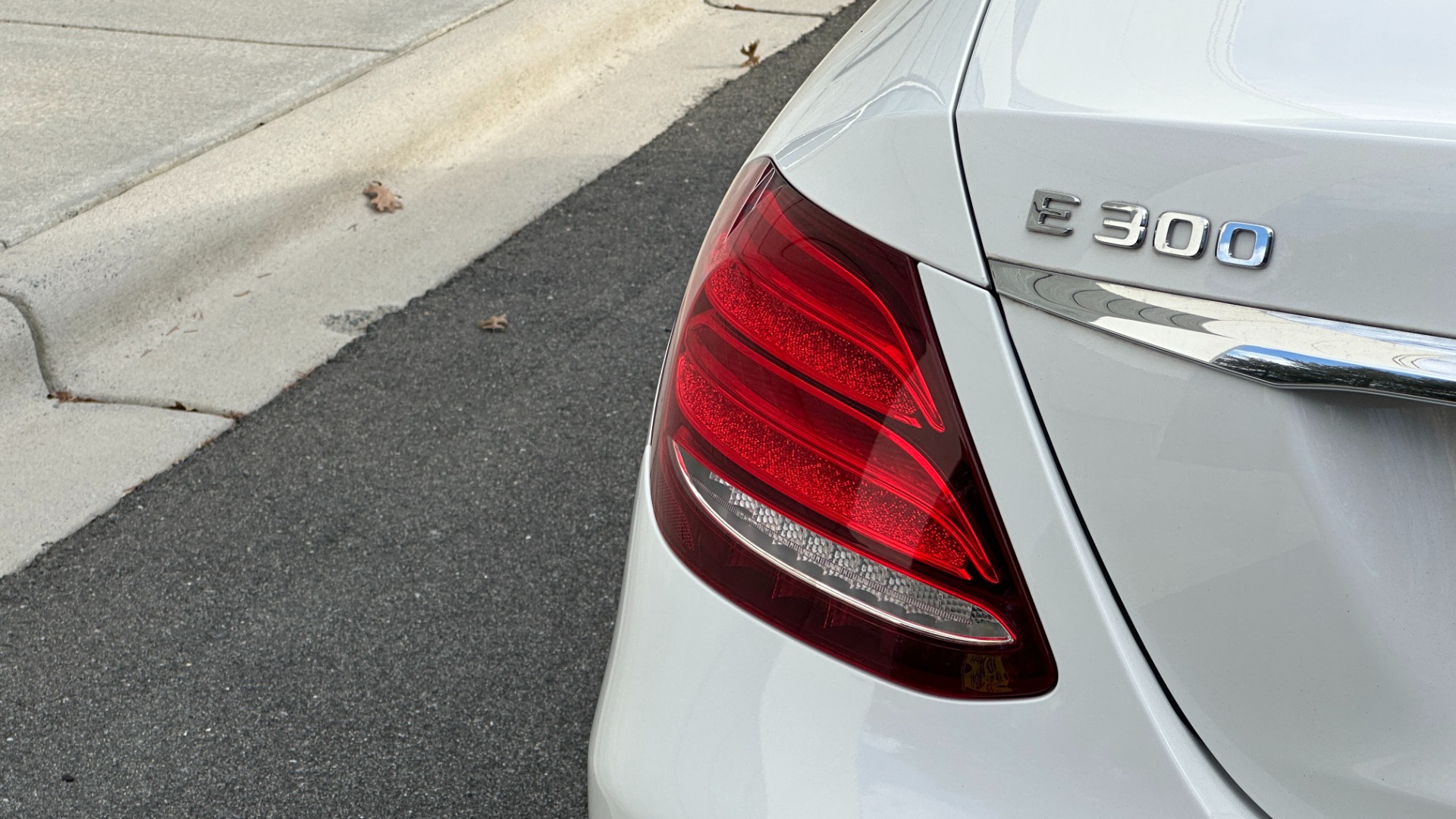 Used 2019 Mercedes-Benz E-Class E300 / PREMIUM PACKAGE / BLIND SPOT / BURMESTER SOUND / HEATED STEERING for sale $35,400 at Formula Imports in Charlotte NC 28227 37