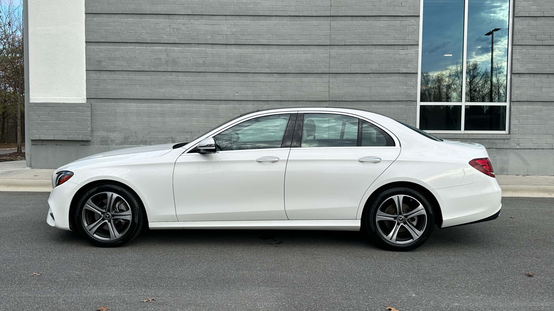 Used 2019 Mercedes-Benz E-Class E300 / PREMIUM PACKAGE / BLIND SPOT / BURMESTER SOUND / HEATED STEERING for sale $35,400 at Formula Imports in Charlotte NC 28227 6