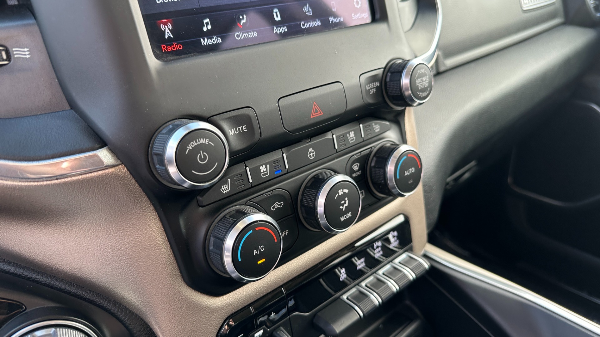 Used 2020 Ram 1500 LARAMIE / LEVEL 1 GROUP / PANORAMIC SUNROOF / 20IN WHEELS / LEATHER for sale Sold at Formula Imports in Charlotte NC 28227 18