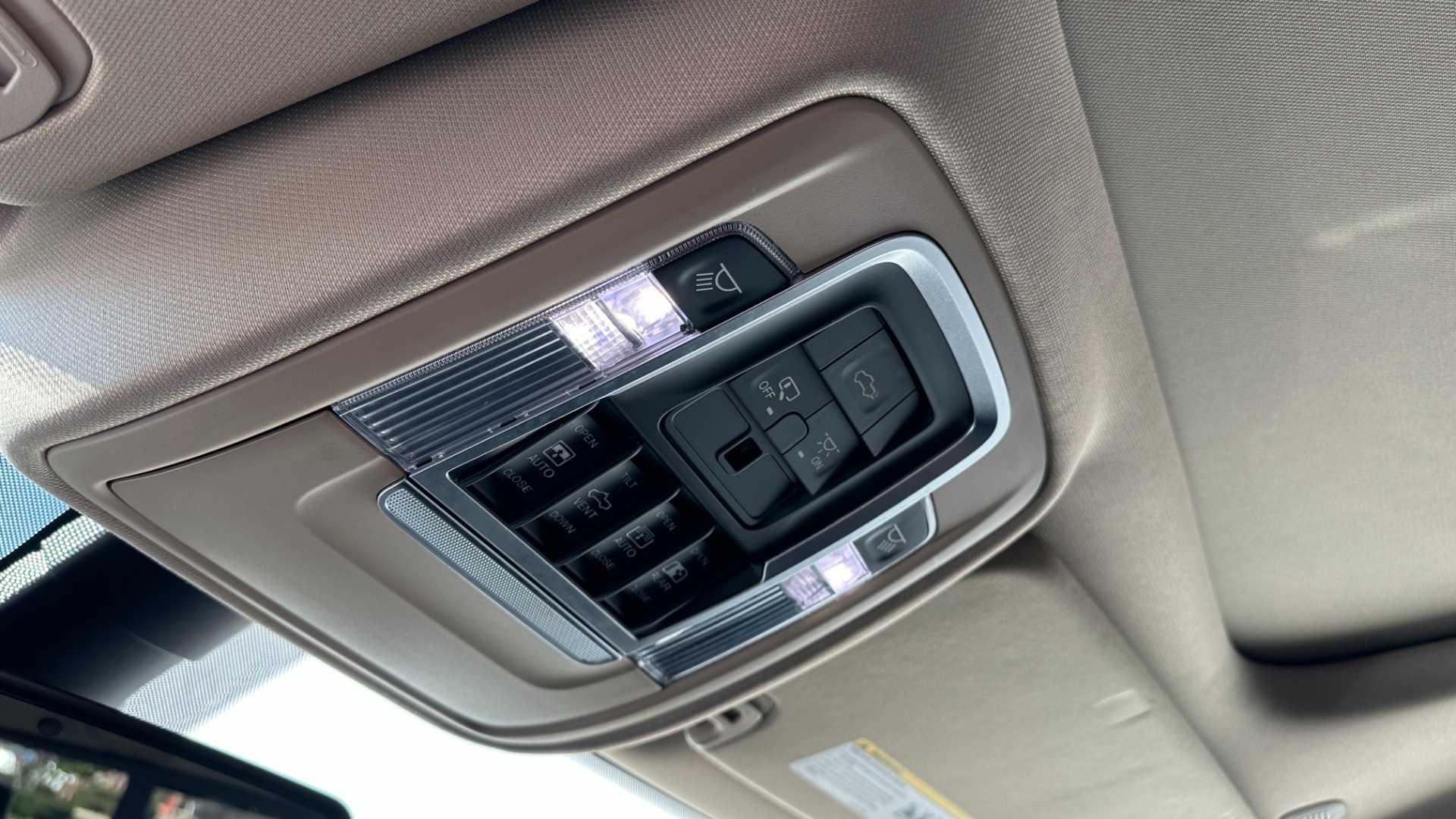 Used 2020 Ram 1500 LARAMIE / LEVEL 1 GROUP / PANORAMIC SUNROOF / 20IN WHEELS / LEATHER for sale $44,995 at Formula Imports in Charlotte NC 28227 21