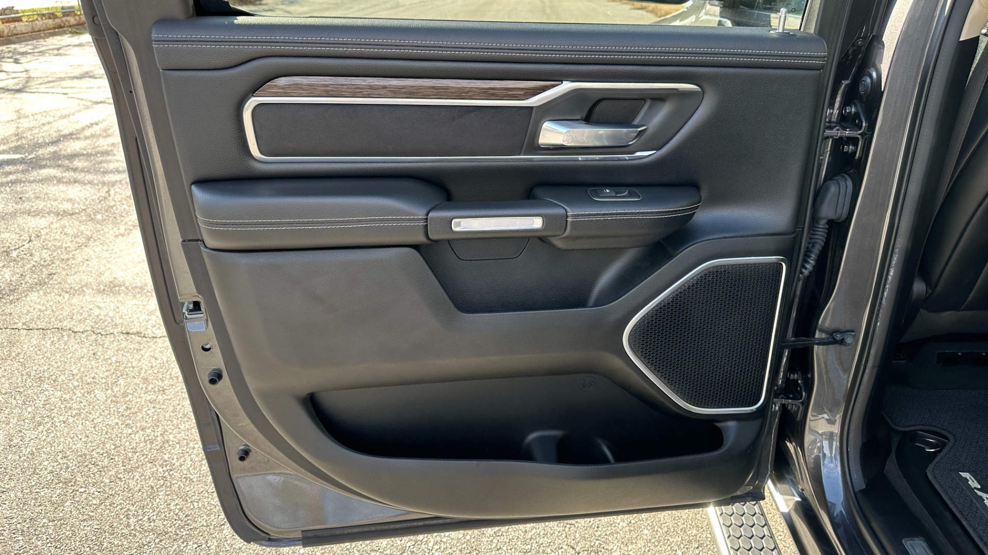 Used 2020 Ram 1500 LARAMIE / LEVEL 1 GROUP / PANORAMIC SUNROOF / 20IN WHEELS / LEATHER for sale $44,995 at Formula Imports in Charlotte NC 28227 25
