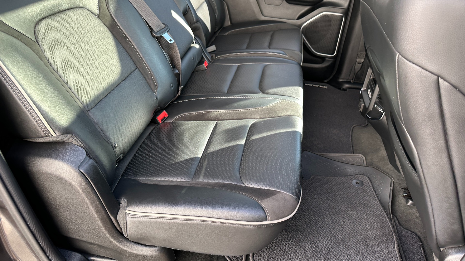 Used 2020 Ram 1500 LARAMIE / LEVEL 1 GROUP / PANORAMIC SUNROOF / 20IN WHEELS / LEATHER for sale $44,995 at Formula Imports in Charlotte NC 28227 32