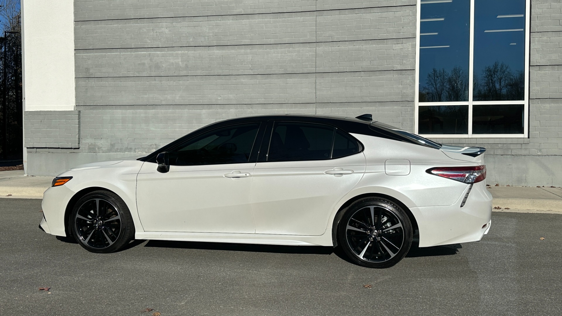 Used 2020 Toyota Camry XSE / PANORAMIC ROOF / BLACK ACCENTS