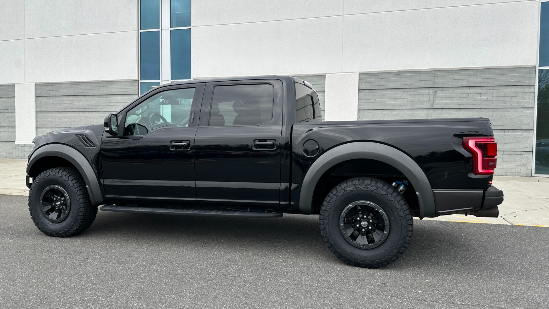 Used 2018 Ford F-150 RAPTOR / 802A PACKAGE / PANORAMIC ROOF / BED COVER / CARBON FIBER / HEATED for sale Sold at Formula Imports in Charlotte NC 28227 3