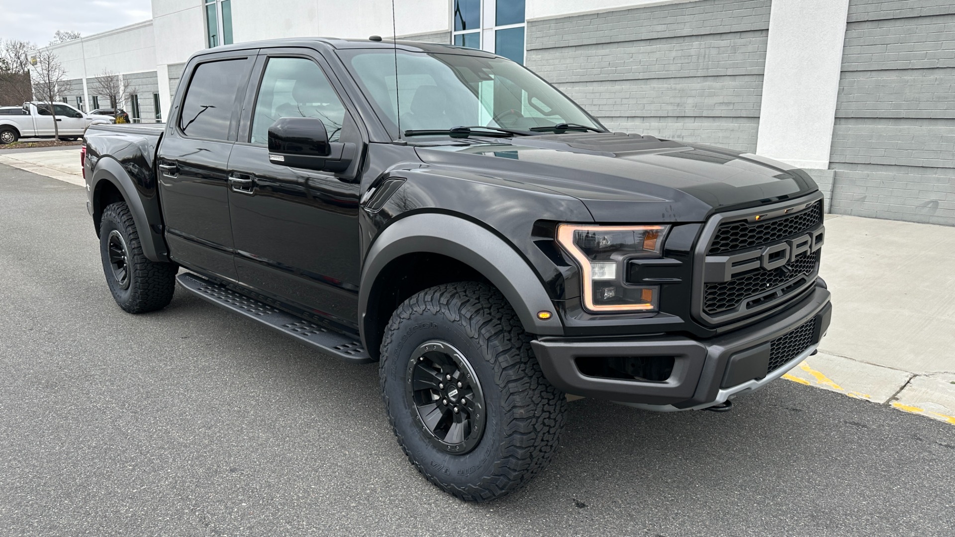 Used 2018 Ford F-150 RAPTOR / 802A PACKAGE / PANORAMIC ROOF / BED COVER / CARBON FIBER / HEATED for sale Sold at Formula Imports in Charlotte NC 28227 5