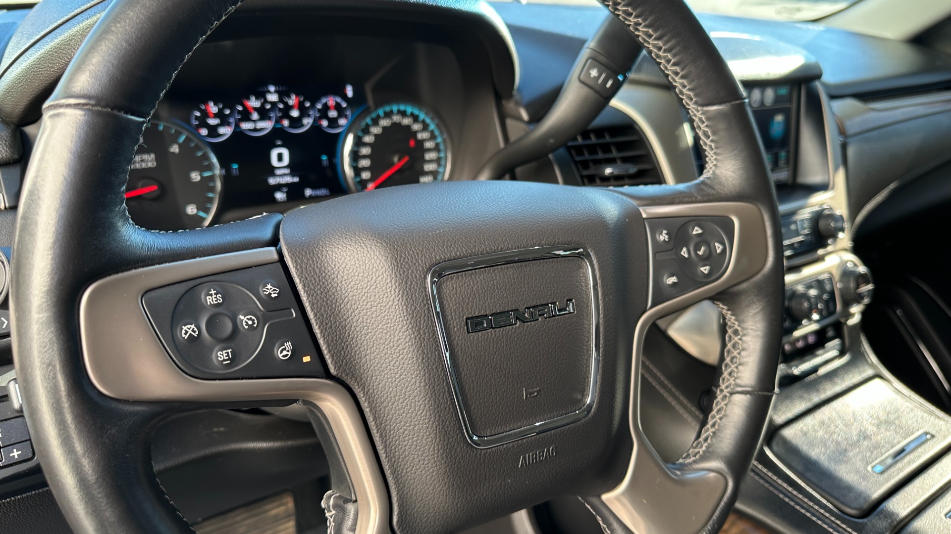 Used 2019 GMC Yukon DENALI ULTIMATE / DVD / CAPTAINS CHAIRS / 3RD ROW / LEATHER / NAV for sale Sold at Formula Imports in Charlotte NC 28227 15